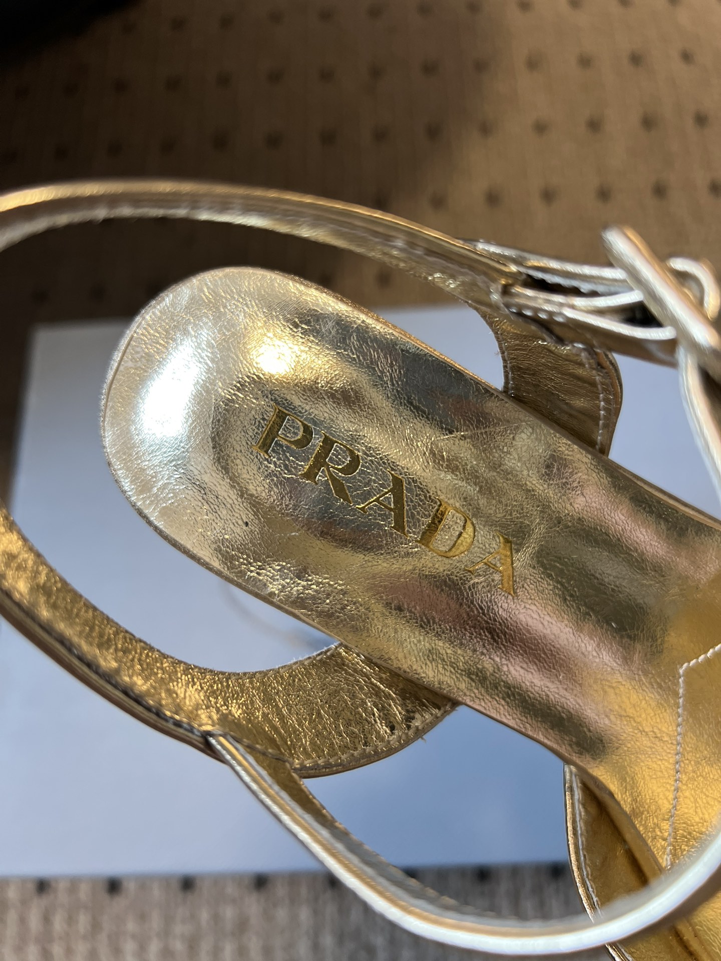 Prad*26ss春夏新款复古交叉带粗高跟凉鞋以90年代的复古凉鞋为灵感，鞋面采用交叉带设计，线条流畅利