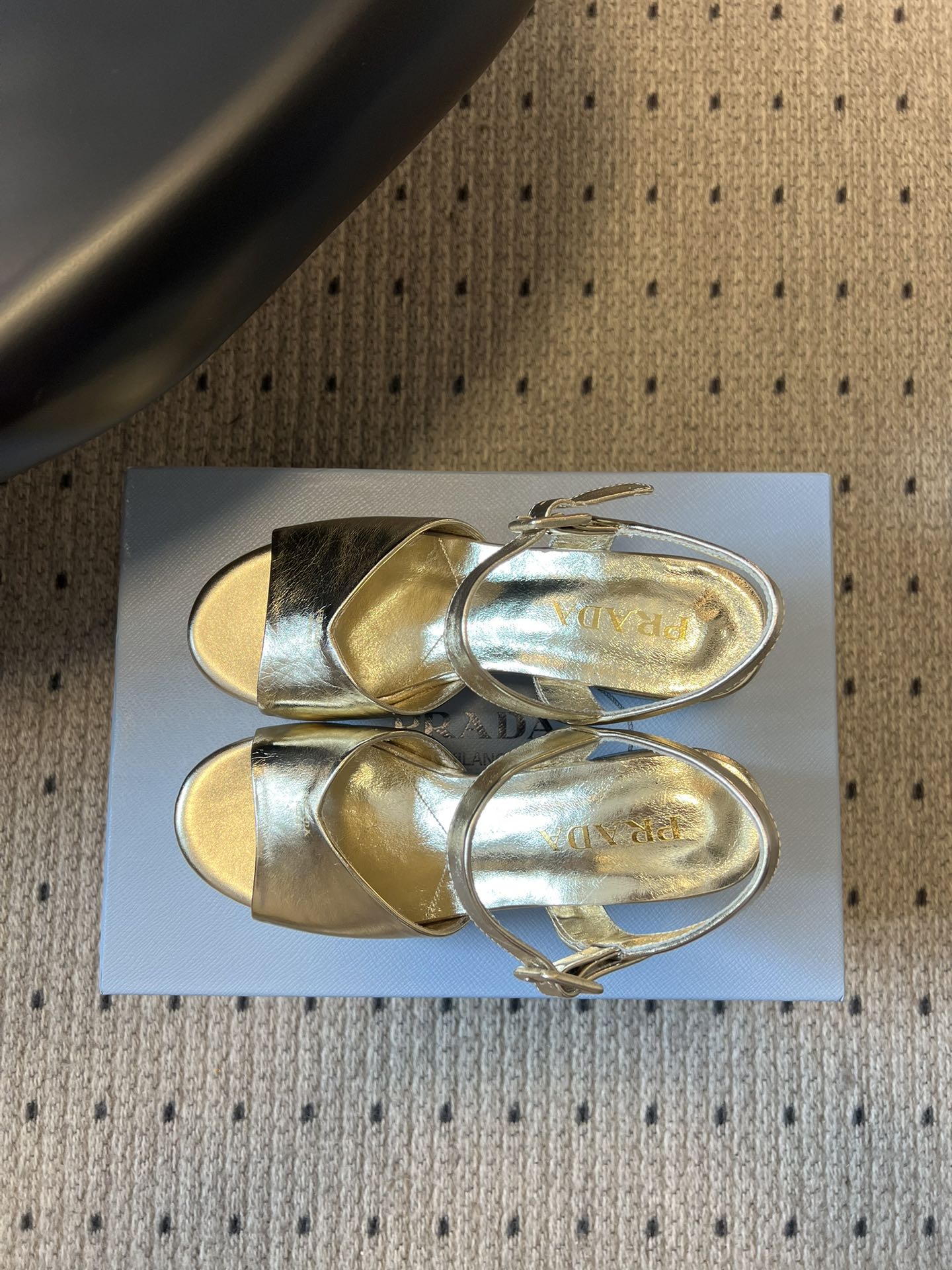 Prad*26ss春夏新款复古交叉带粗高跟凉鞋以90年代的复古凉鞋为灵感，鞋面采用交叉带设计，线条流畅利