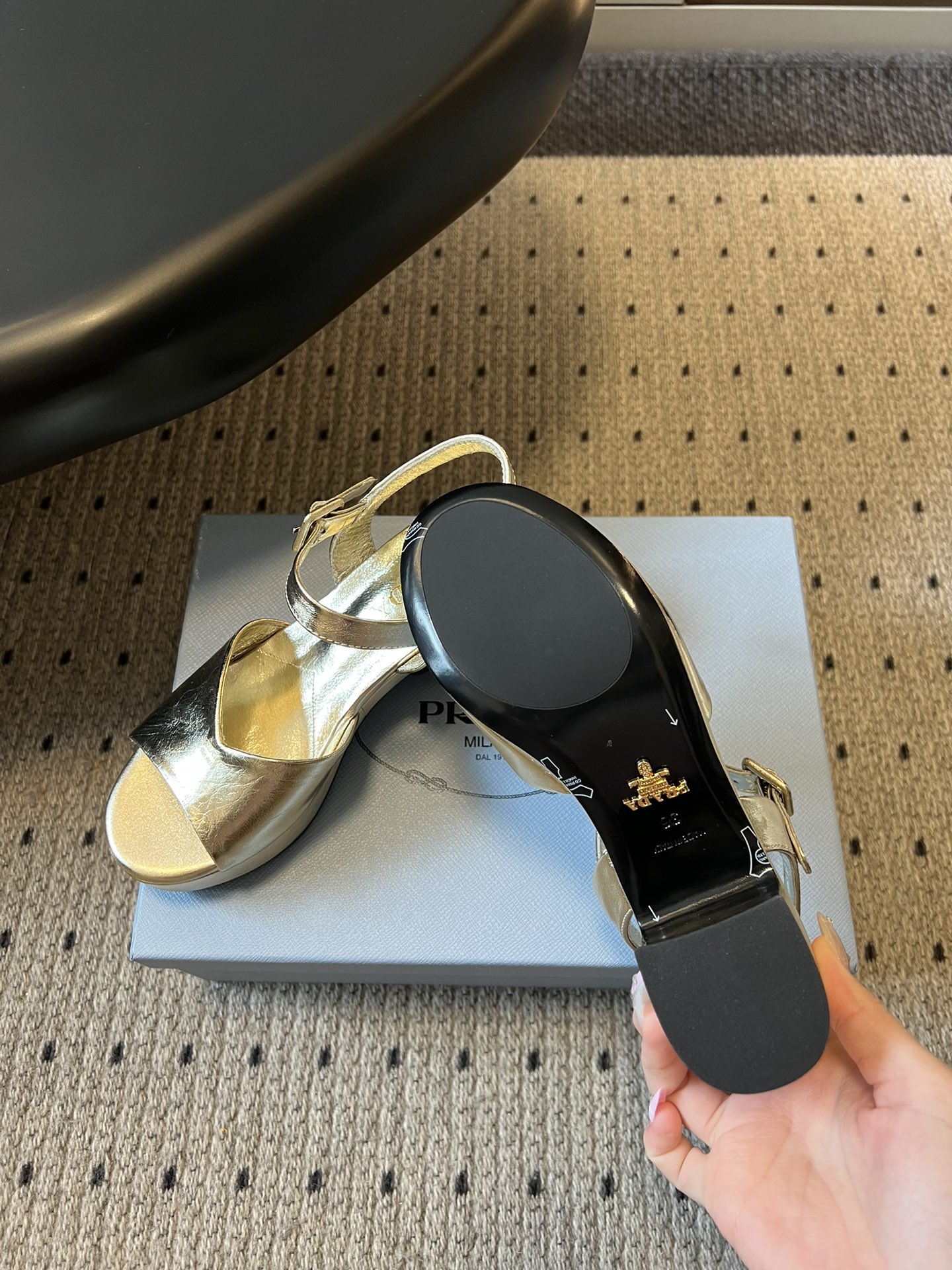 Prad*26ss春夏新款复古交叉带粗高跟凉鞋以90年代的复古凉鞋为灵感，鞋面采用交叉带设计，线条流畅利