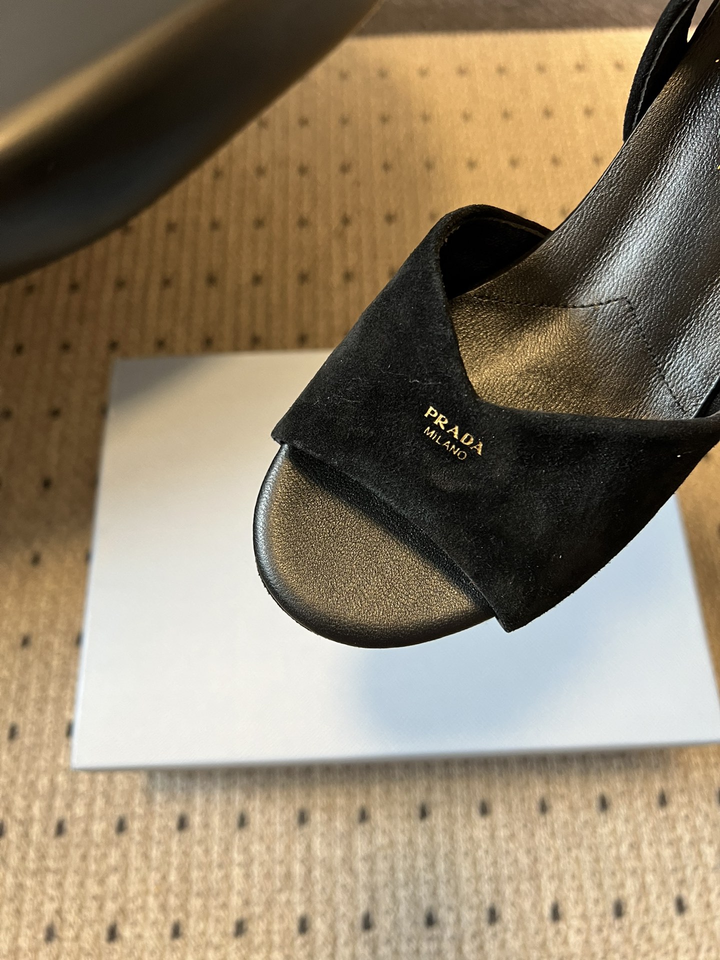 Prad*26ss春夏新款复古交叉带粗高跟凉鞋以90年代的复古凉鞋为灵感，鞋面采用交叉带设计，线条流畅利