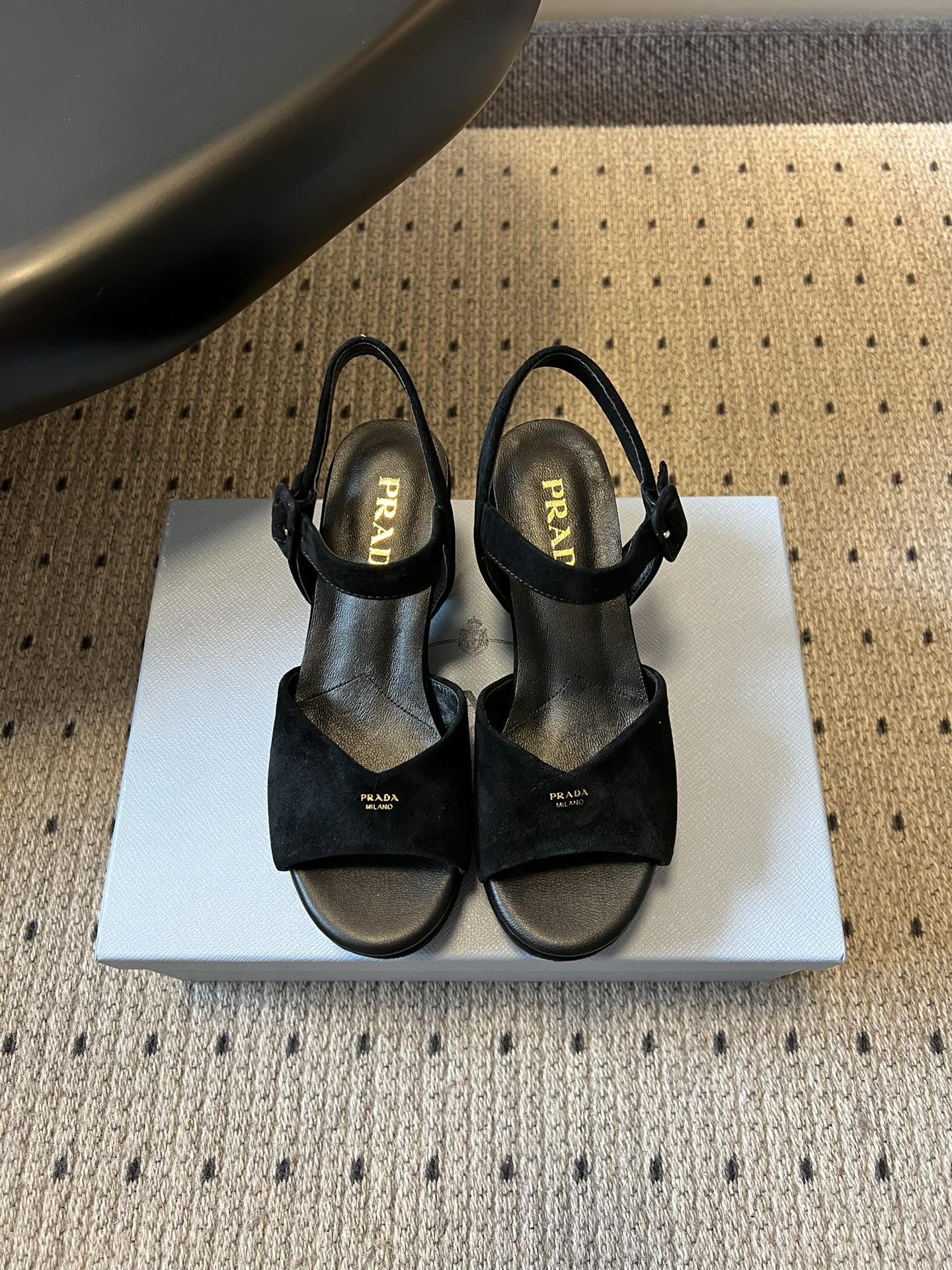 Prad*26ss春夏新款复古交叉带粗高跟凉鞋以90年代的复古凉鞋为灵感，鞋面采用交叉带设计，线条流畅利