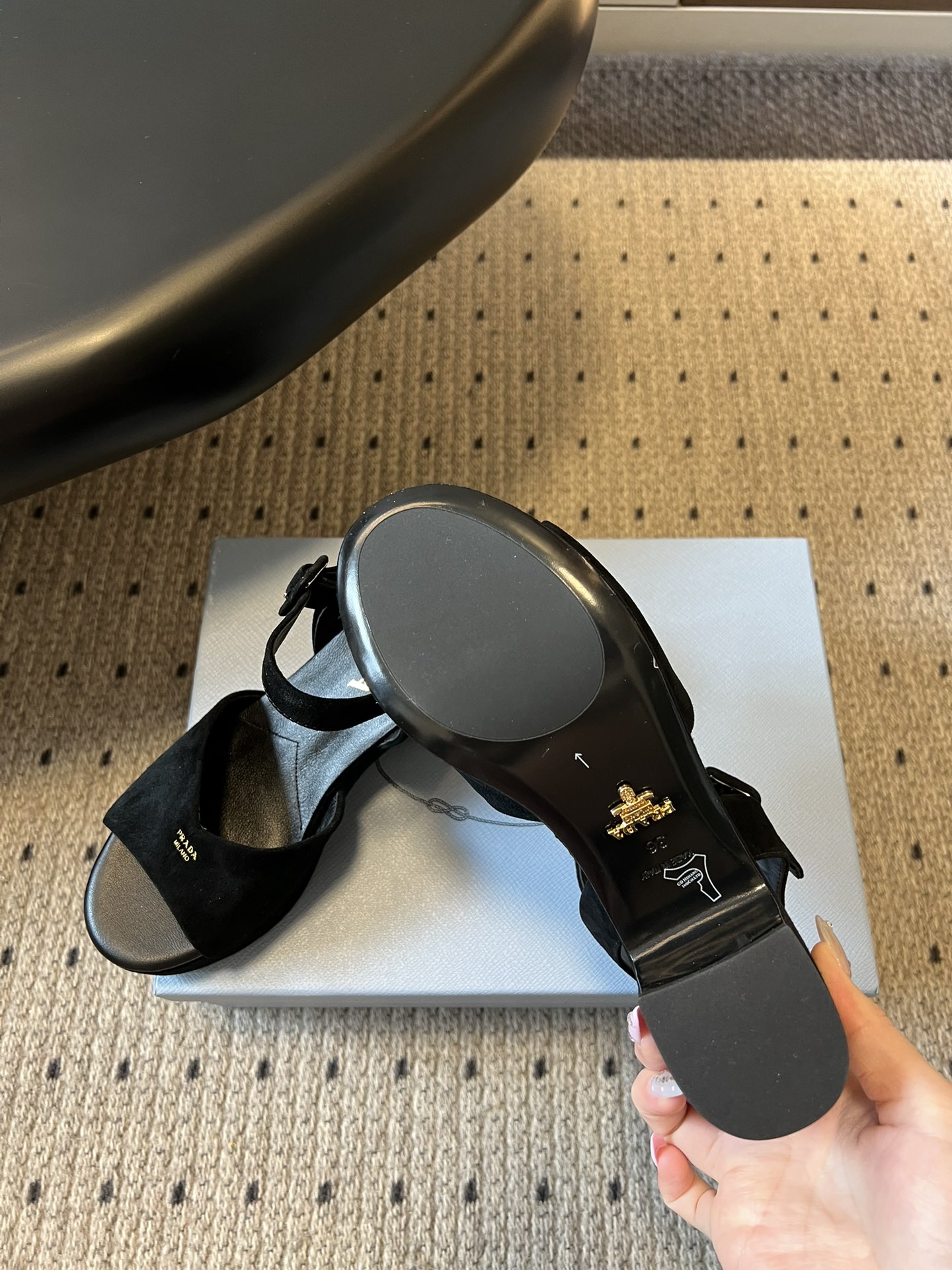 Prad*26ss春夏新款复古交叉带粗高跟凉鞋以90年代的复古凉鞋为灵感，鞋面采用交叉带设计，线条流畅利