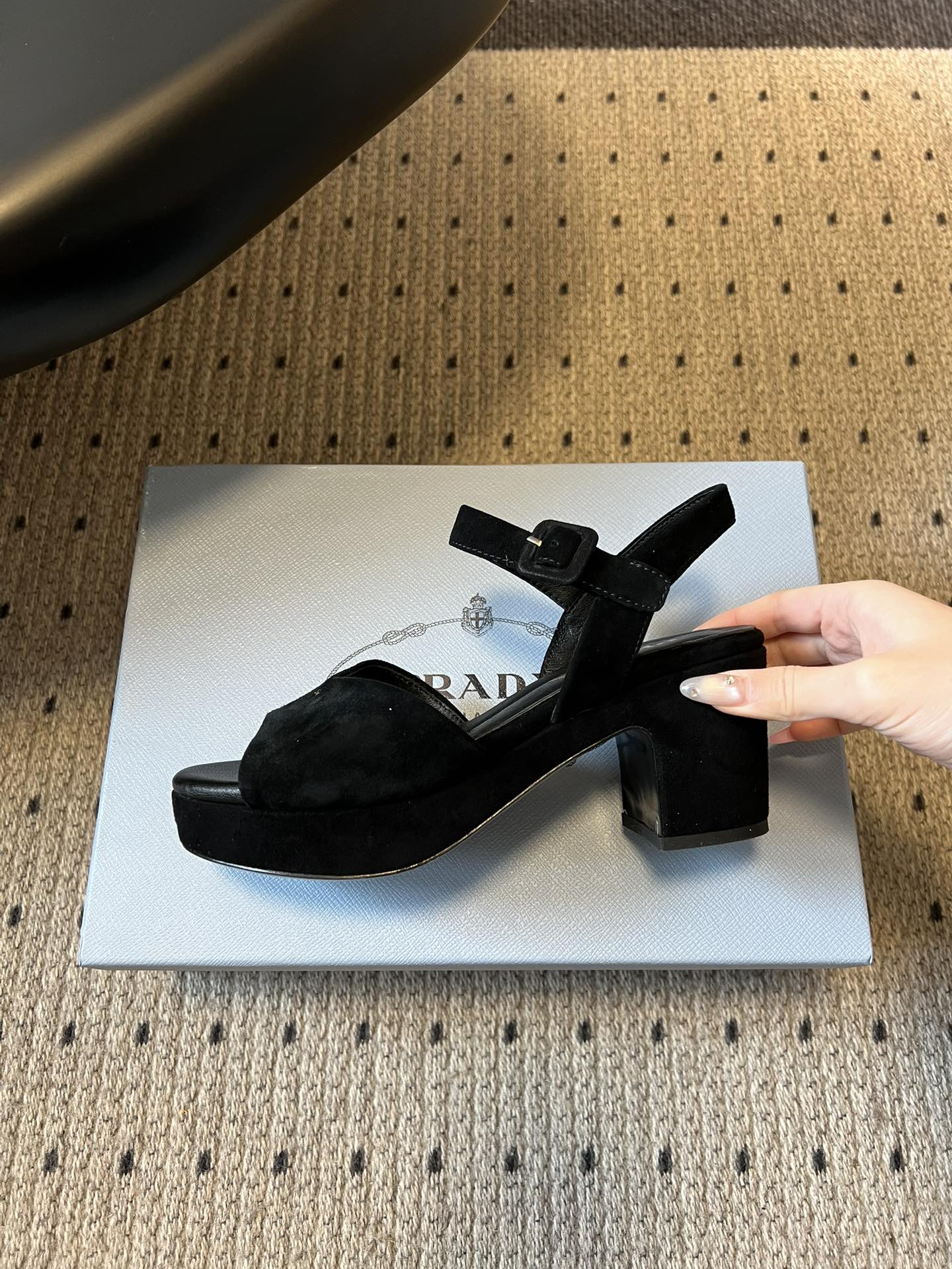 Prad*26ss春夏新款复古交叉带粗高跟凉鞋以90年代的复古凉鞋为灵感，鞋面采用交叉带设计，线条流畅利