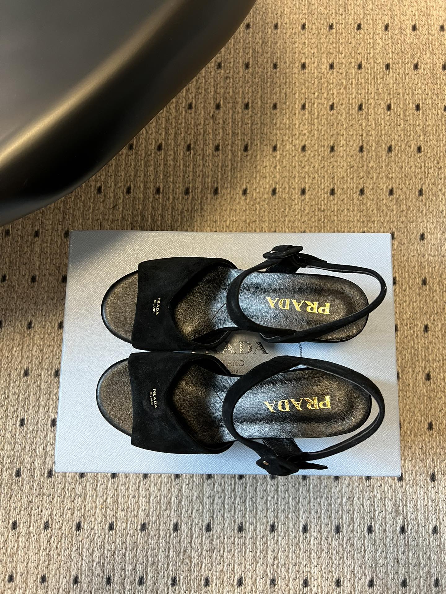 Prad*26ss春夏新款复古交叉带粗高跟凉鞋以90年代的复古凉鞋为灵感，鞋面采用交叉带设计，线条流畅利