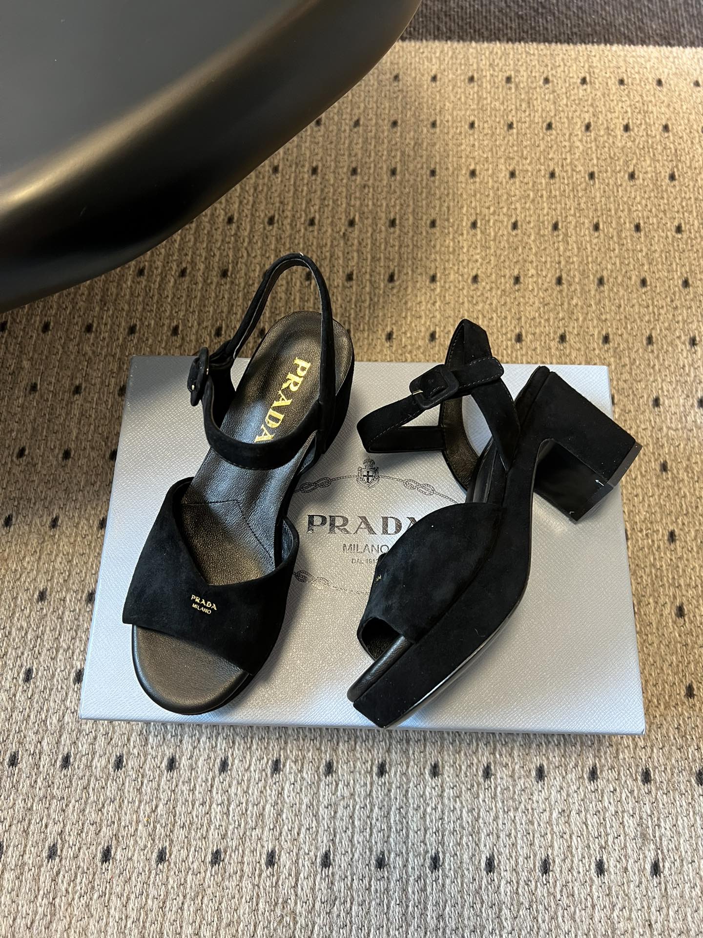 Prad*26ss春夏新款复古交叉带粗高跟凉鞋以90年代的复古凉鞋为灵感，鞋面采用交叉带设计，线条流畅利