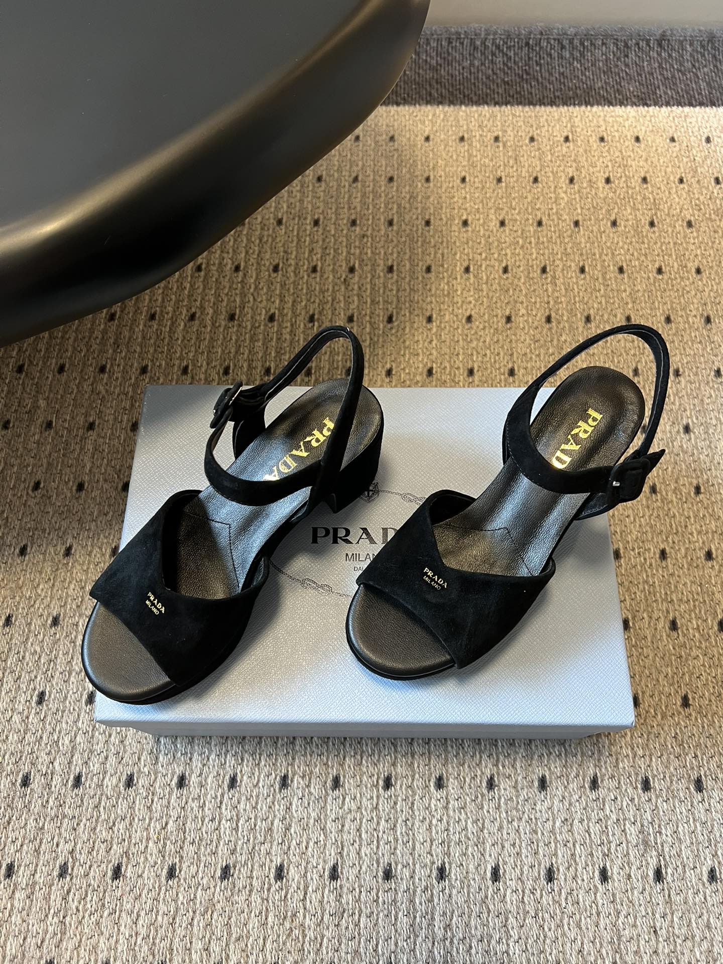 Prad*26ss春夏新款复古交叉带粗高跟凉鞋以90年代的复古凉鞋为灵感，鞋面采用交叉带设计，线条流畅利