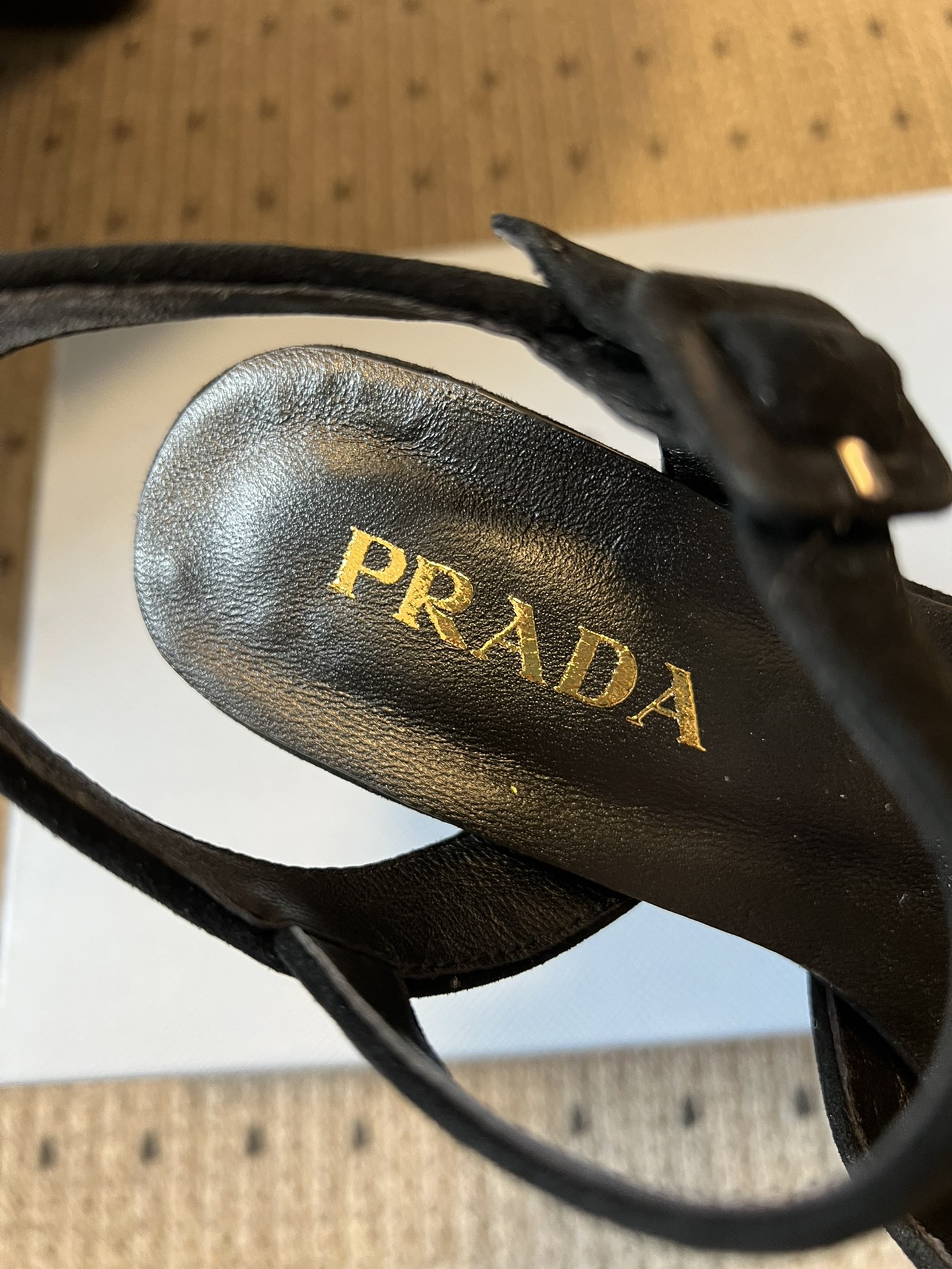 Prad*26ss春夏新款复古交叉带粗高跟凉鞋以90年代的复古凉鞋为灵感，鞋面采用交叉带设计，线条流畅利