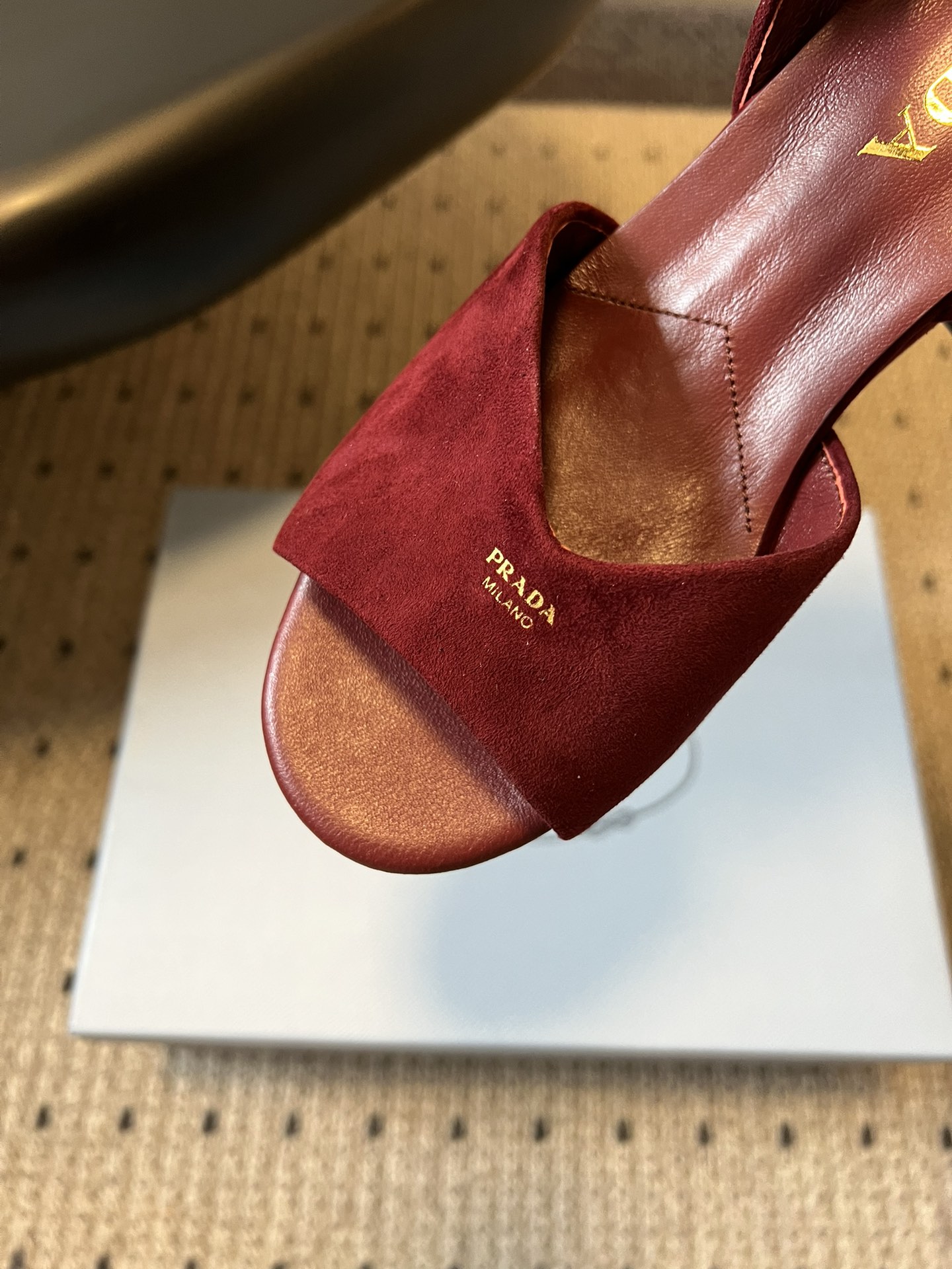 Prad*26ss春夏新款复古交叉带粗高跟凉鞋以90年代的复古凉鞋为灵感，鞋面采用交叉带设计，线条流畅利