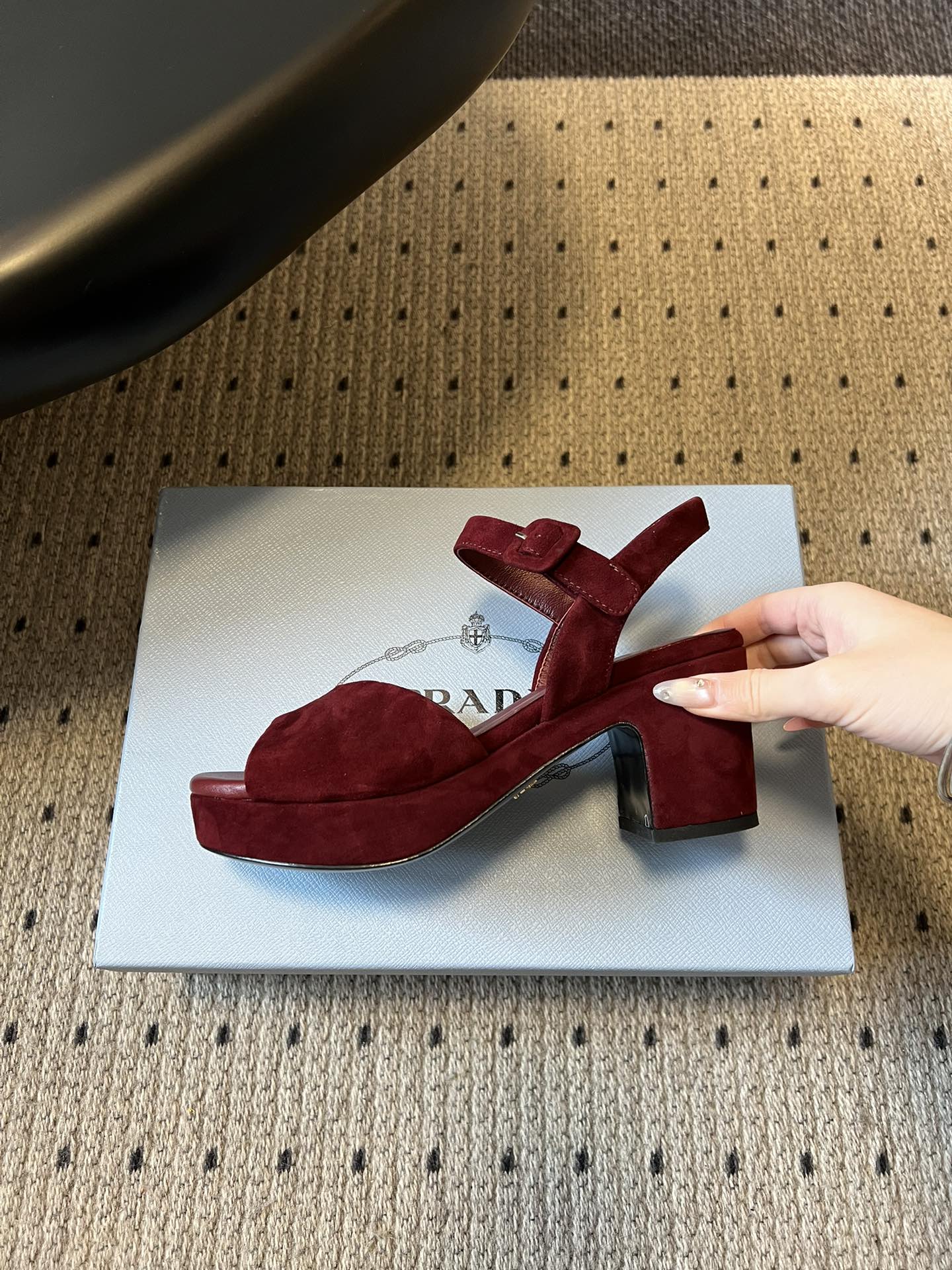 Prad*26ss春夏新款复古交叉带粗高跟凉鞋以90年代的复古凉鞋为灵感，鞋面采用交叉带设计，线条流畅利