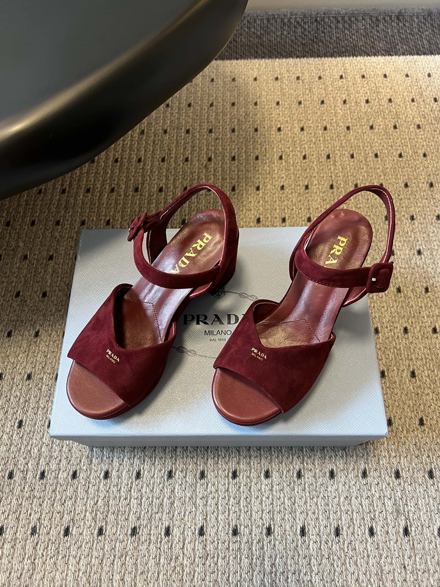 Prad*26ss春夏新款复古交叉带粗高跟凉鞋以90年代的复古凉鞋为灵感，鞋面采用交叉带设计，线条流畅利