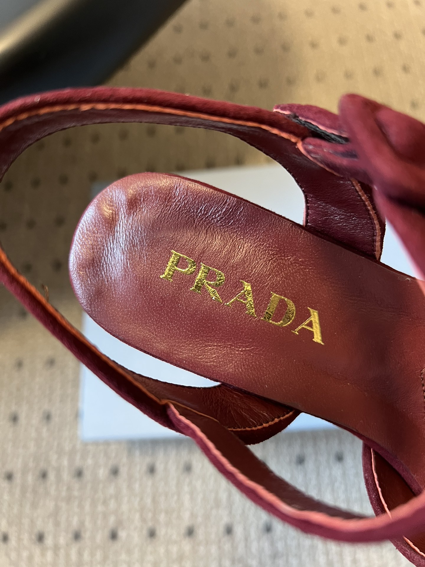 Prad*26ss春夏新款复古交叉带粗高跟凉鞋以90年代的复古凉鞋为灵感，鞋面采用交叉带设计，线条流畅利