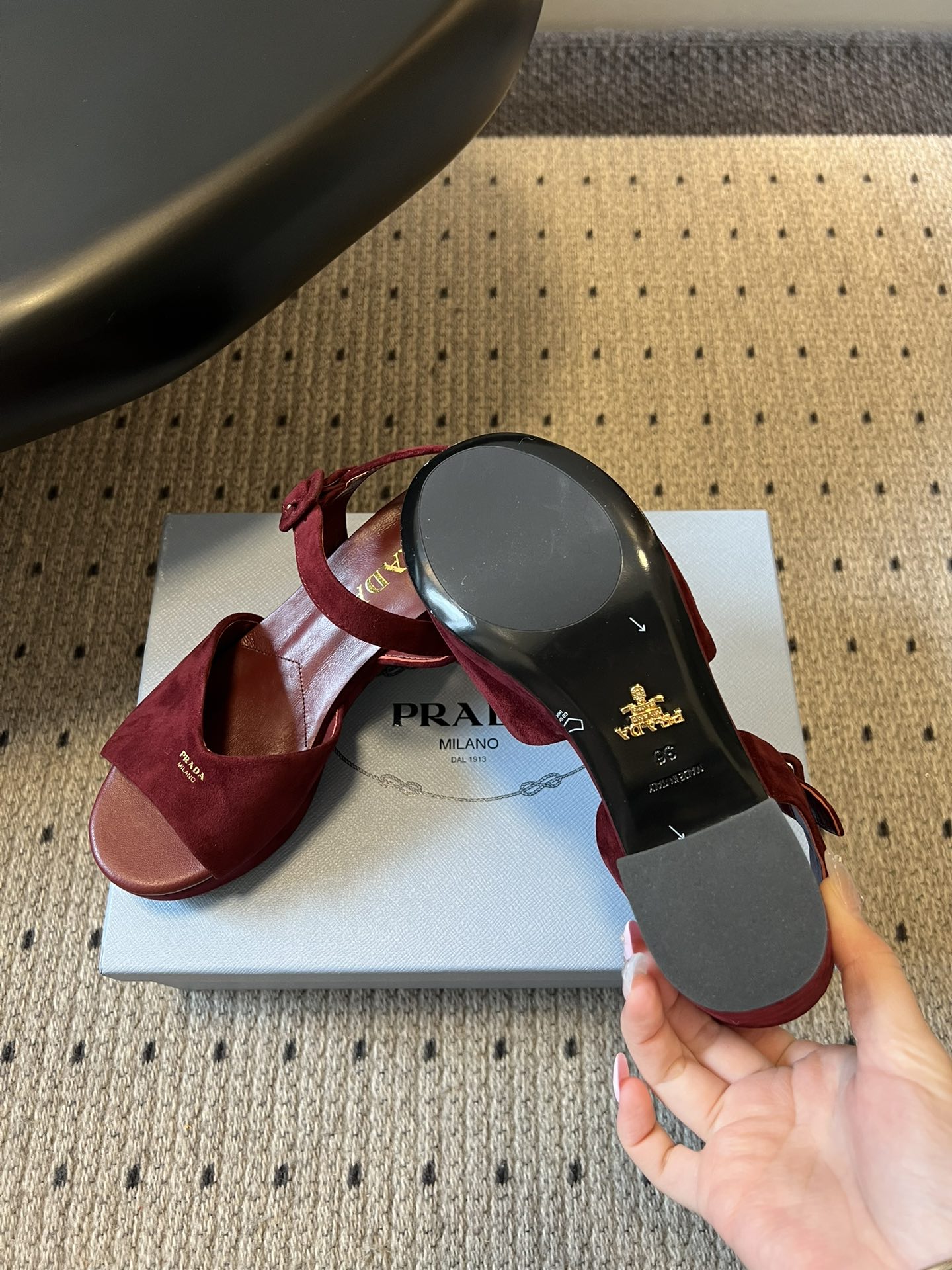 Prad*26ss春夏新款复古交叉带粗高跟凉鞋以90年代的复古凉鞋为灵感，鞋面采用交叉带设计，线条流畅利