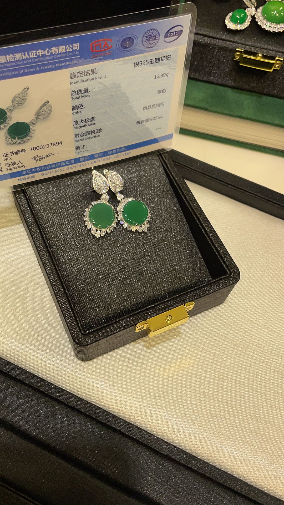 NO:720369,88780, Yang Mi’s same style, imperial green jade replacement, natural chrysoprase Wu Shi brand earrings, rich women please wear them. Thick gold inlaid round shape, a sense of nobility that can’t be hidden. Beautiful green goods. It really has a sense of nobility that can’t be hidden. It really makes people’s hearts flutter at a glance ~ Wear it in a proper rich woman style. The color is correct, the style is full, I don’t like it too much ~ Whoever wears anyone’s rich Wu Shi brand earrings can look great with any outfit!  Material S silver thick plated real gold inlaid with high carbon diamonds, earrings, Cartier high-end jewelry1986090988780, 杨幂同款 帝王绿翡翠平替 天然绿玉髓无事牌耳环 富婆请戴 厚金豪镶气质圆形藏不住的贵气感漂亮的绿货 真的是藏不住的贵气感 真的让人一眼心动～戴上妥妥的富婆风 颜色正调,版型饱满,简直不要太喜欢～ 谁戴谁富贵的无事牌耳环随便搭配衣服都能很出片！ 材质S银厚镀真金镶嵌高碳钻,,earrings,卡迪亚高端饰品,Jewelry