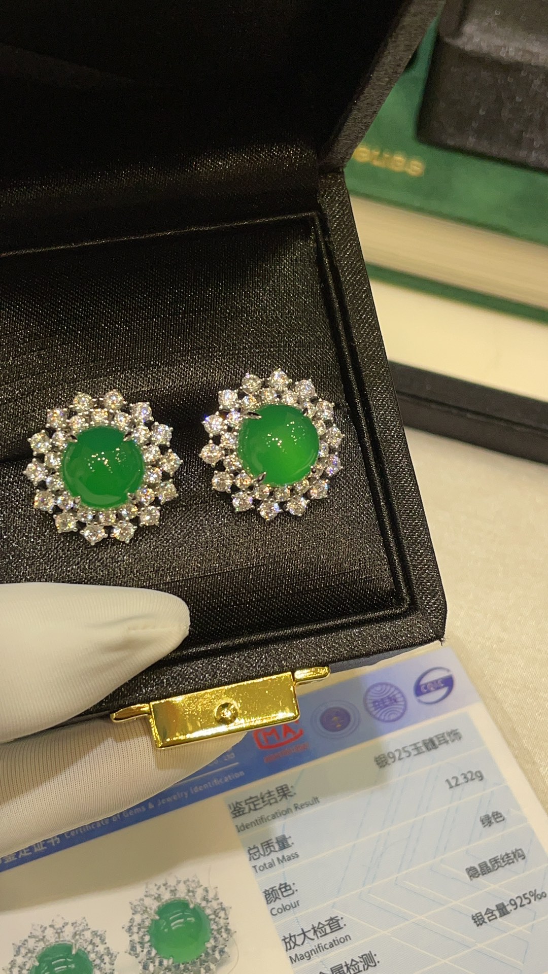NO:720380,88720 is comparable to the emerald ceiling. High icy green luminous natural chrysoprase green cabochon sunflower heavy industry inlaid earrings. High icy texture with sun green colors and full diamonds. Large particles of high carbon diamonds are surrounded by layers of blooming like New Year's window grilles. It not only has the liveliness of the festival, but also does not conceal the aura of the protagonist of chrysoprase itself ~ Green is blessing, diamond is joy. The greenery is condensed, revealing a stable and full texture under the light.  Material S silver thick plated real gold inlaid with high carbon diamonds, Cartier high-end jewelry1986090988720媲美翡翠天花板 高冰阳绿发光天然绿玉髓绿蛋面太阳花重工豪镶嵌耳钉 高冰质地阳绿种色兼备加上满钻大颗粒高碳钻围镶如新年窗花般层层绽放,既有节日的热闹,又不掩绿玉髓本身的主角气场 ～绿为福,钻为喜 绿意凝聚,光下透出稳定而饱满的质感 材质S银厚镀真金镶嵌高碳钻,,卡迪亚高端饰品,Jewelry
