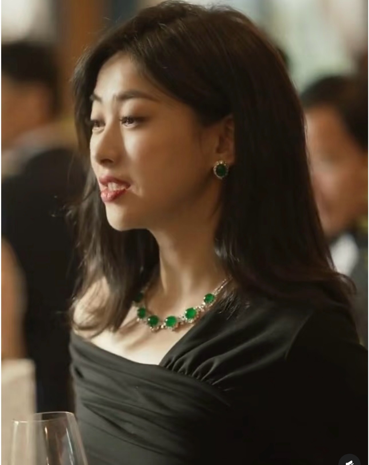 NO:720373,88480 Yang Mi Zhuzhu same style, comparable to jade egg-shaped natural high-ice chrysoprase luxury stud earrings. Egg-shaped jade-colored chalcedony has a wearing effect. The pigeon egg has a sense of presence but is not exaggerated. The temperament is elegant and intellectual. The new Chinese aesthetics has its own unique charm. Just the right size. It is elegant and gentle in any combination. The material is pure silver thick-plated real gold inlaid with high-carbon diamonds + natural chalcedony. New earrings with packaging box. Certificate, pure  silver,Cardia high-end jewelry1986090988480 杨幂 朱珠同款 媲美翡翠蛋型天然高冰绿玉髓豪镶耳钉 蛋型翡翠色玉髓佩戴效果鸽子蛋有存在感又不浮夸 气质优雅知性集一体～ 新中式美学自带别具一格的魅力 恰到好处的大小随意搭配都很优雅温柔 材质s纯银厚镀真金镶嵌高碳钻+天然玉髓 新品耳钉带包装盒 证书,,pure silver,卡迪亚高端饰品,Jewelry