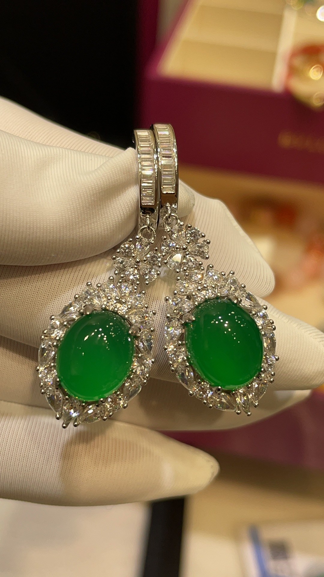 NO:720376,88660 Yang Mi's same style, comparable to jadeite, real gold and diamonds, imperial green jadeite natural chrysoprase egg-faced earrings ~ full and shiny, no impurities, elegant and beautiful. The fat and cold egg fabric material is good in itself ~ plus heavy workmanship and full inlay, it really makes people's hearts flutter at a glance ~ you can't hide the sense of nobility. Wear it with the perfect rich woman style  Material S silver thick plated real gold inlaid with high carbon diamonds, earrings, Cartier high-end jewelry1986090988660 杨幂同款 媲美翡翠真金真钻 帝王绿色翡翠平替天然绿玉髓蛋面豪镶耳环 ～ 饱满莹润,没有杂质,文雅美好 又肥又冰的蛋面料子本身就好～加上重工满镶 真的让人一眼心动～藏不住的贵气感 戴上妥妥的富婆风 材质S银厚镀真金镶嵌高碳钻,,earrings,卡迪亚高端饰品,Jewelry