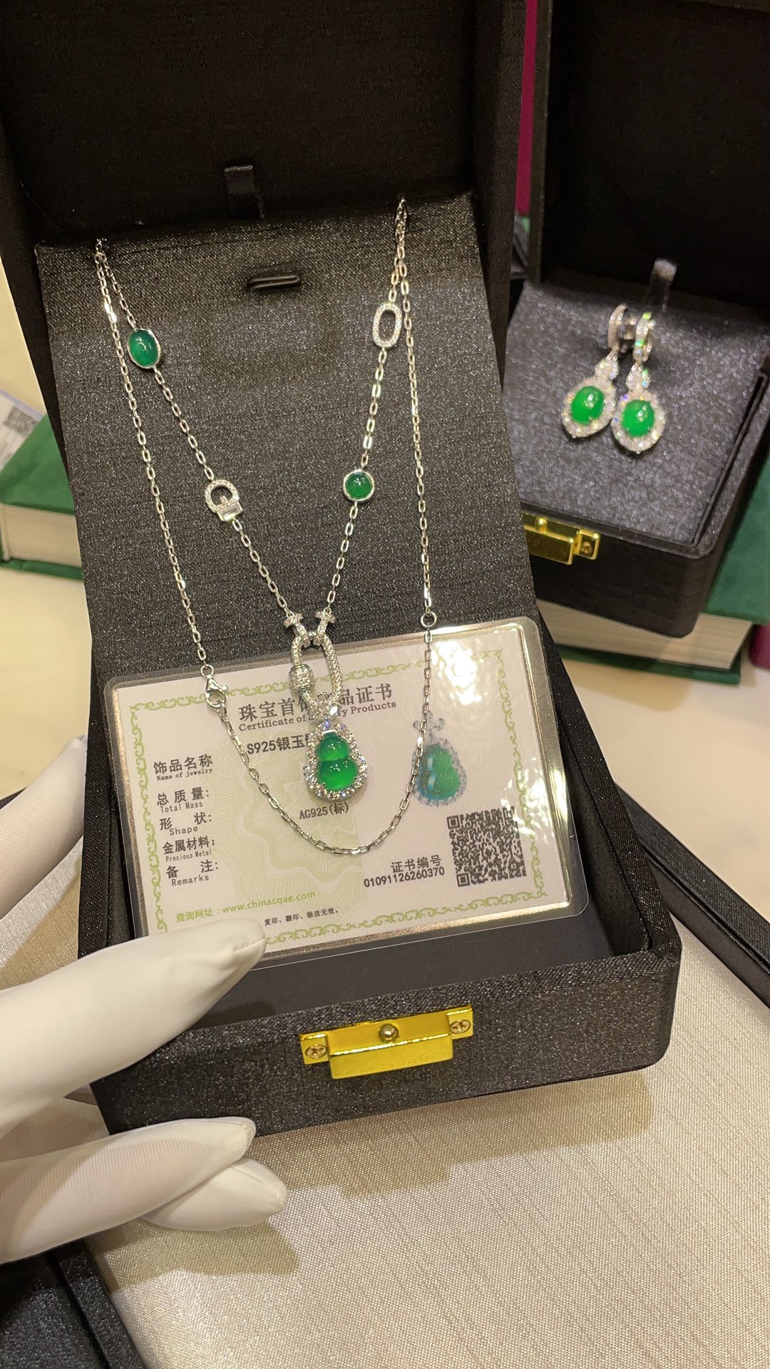 NO:720383,88780 The green gourd pendant is so vital. It is noble but not expensive~ The gourd is blessed and prosperous. It really touches the aesthetics of the Chinese people. This gourd necklace is so beautiful that it is speechless. The plump gourd jelly beans and natural chrysoprase are all-purpose and versatile. The chain is even more amazing~ Elegance, elegance and intelligence all in one!  The chain is very noble and versatile when worn alone. It can also be matched with other pendants at home. Both the universal chain and the pendant are made of thick gold, high weight and full of details. When you wear it, you will look like a Chinese beauty with a good luck buff!  Material S silver thick plated real gold inlaid with high carbon diamond natural chrysoprase, necklace, Cartier high-end jewelry1986090988780绿油油的葫芦吊坠好有生命力啊 显贵又不贵～葫芦福禄 有福有禄真的太戳国人审美了被这条葫芦项链美到失语了饱满葫芦糖豆天然绿玉髓万能百搭链更绝了～ 气质优雅知性集一体 ！ 链条单独拿出来佩戴都是非常贵气百搭 还能搭配家里其他吊坠  无论是万能链还是吊坠都是做了厚金高克重细节满满 戴上就是自带好运Buff的中式美女呀！ 材质S银厚镀真金镶嵌高碳钻天然绿玉髓,,necklace,卡迪亚高端饰品,Jewelry