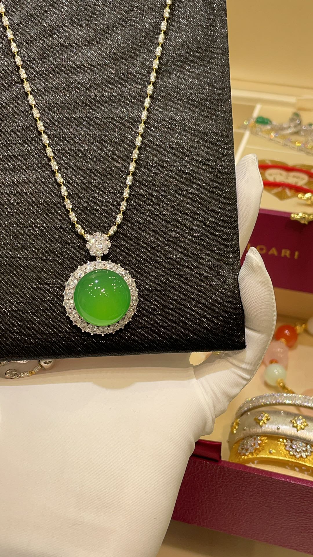 NO:720385,Collection of new natural chrysoprase pendant necklaces in stock. New Year series of blessings and green. New Year red and green are really too high-end. Whether it is commuting style, casual style, holiday style, or new Chinese style, it can be used in all styles.,,necklace,Cardia high-end jewelry19860909新品天然绿玉髓吊坠项链现货合集 新春系列福意正绿  新年红配绿真的太高级了 无论是上班通勤风,休闲风,度假风,新中式风统统都能驾驭.,,necklace,卡迪亚高端饰品,Jewelry