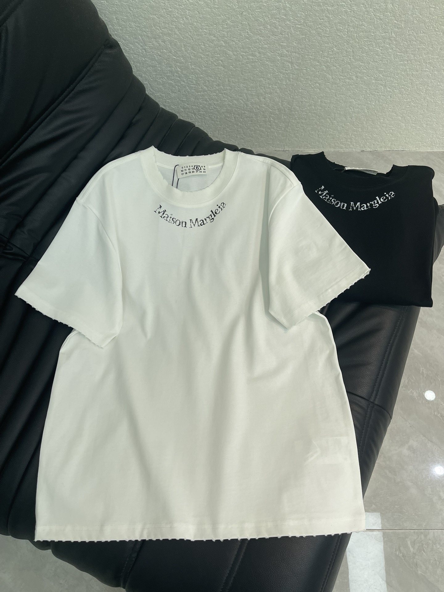 NO:717010,MM6* Majira 26 new spring and summer toothbrush embroidered printed round neck short-sleeved T-shirt. It is made of high-weight washed fabrics, with a frayed design at the neck and hem. The craftsmanship is complex, and the personalized color matching is added. The full shape matching and colorful contrasting T-shirt design make them the focus of the street. These T-shirts are not only fashionable. Colorful patterns, fun and attractive, the upper body is slimmer and the same style for men and women!  S-XL,,masion margiela,masion margiela,T-shirt,tees,t-shirt,19860909MM6*马吉拉26春夏新款牙刷绣印花圆领短袖T恤.采用高克重洗水面料,领口下摆磨破设计,工艺复杂,添加个性色彩搭配 ,十足的造型搭配和彩色形成鲜明对比效果的T恤设计,让他们成为街头焦点.这些T恤不仅具有时尚感.彩色图案,趣味又吸晴,上身显瘦穿搭,男女同款！S-XL,,masion margiela,masion margiela,T-shirt,tees，t-shirt,,Women's clothing