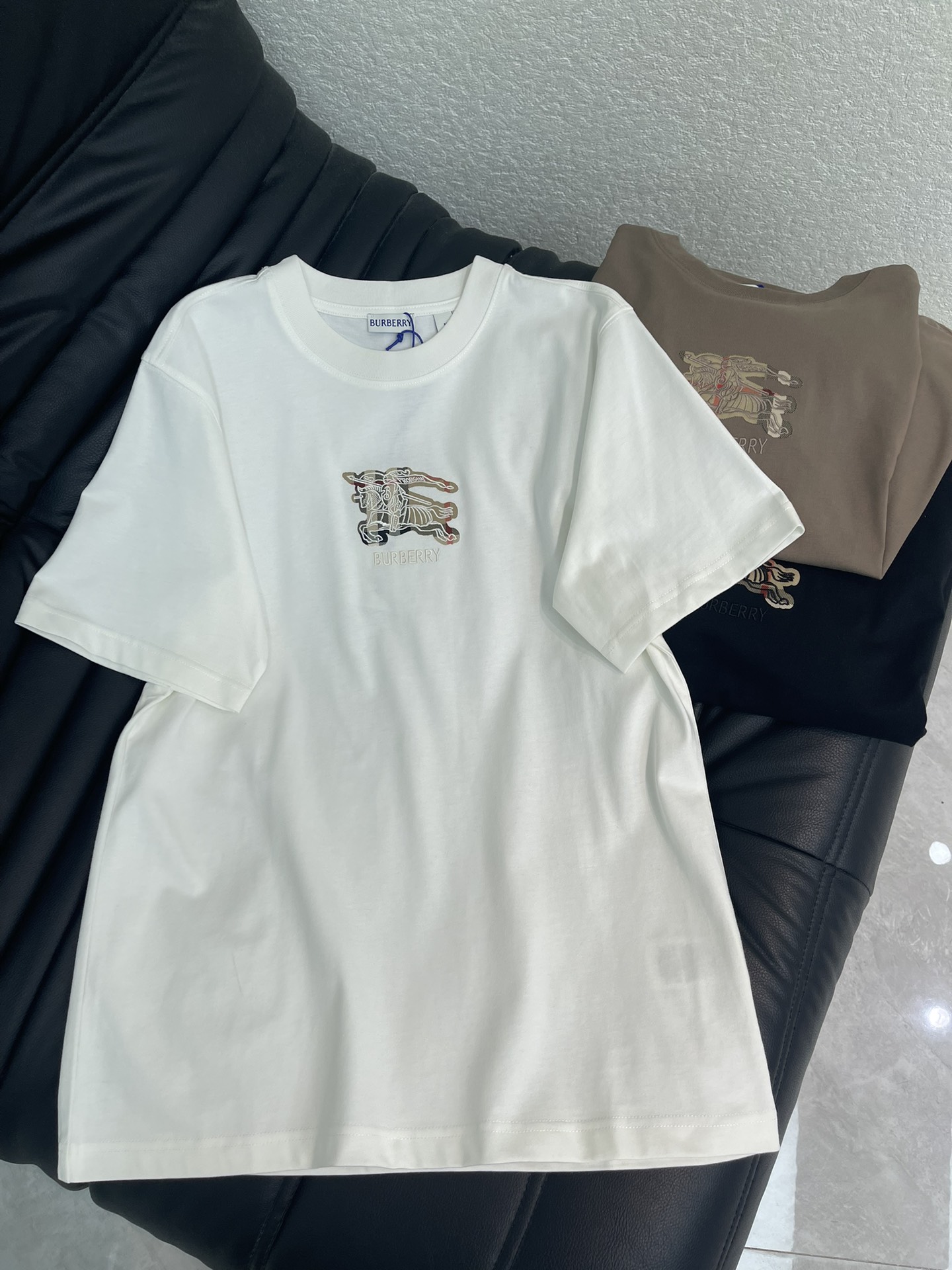 NO:717013,Burberr*26 new spring and summer equestrian knight logo plaid short-sleeved T-shirt, made of lightweight plain cotton fabric, showing a slim fit. Embellished with brand logo and equestrian knight logo (EKD) embroidery, using Burberry plaid pattern as the background, interpreted in the iconic sand beige color. Same style for men and women!  S-XL A,,burberry,T-shirt,tees,t-shirt,19860909Burberr*26春夏新款马术骑士徽标格纹短袖T恤,选用轻盈平织棉面料打造,呈现修身版型.点缀品牌徽标和马术骑士徽标（EKD）刺绣,采用 Burberry 格纹图案作为背景,以标志性沙米色演绎.男女同款！S-XL A,,burberry,T-shirt,tees，t-shirt,,Women's clothing