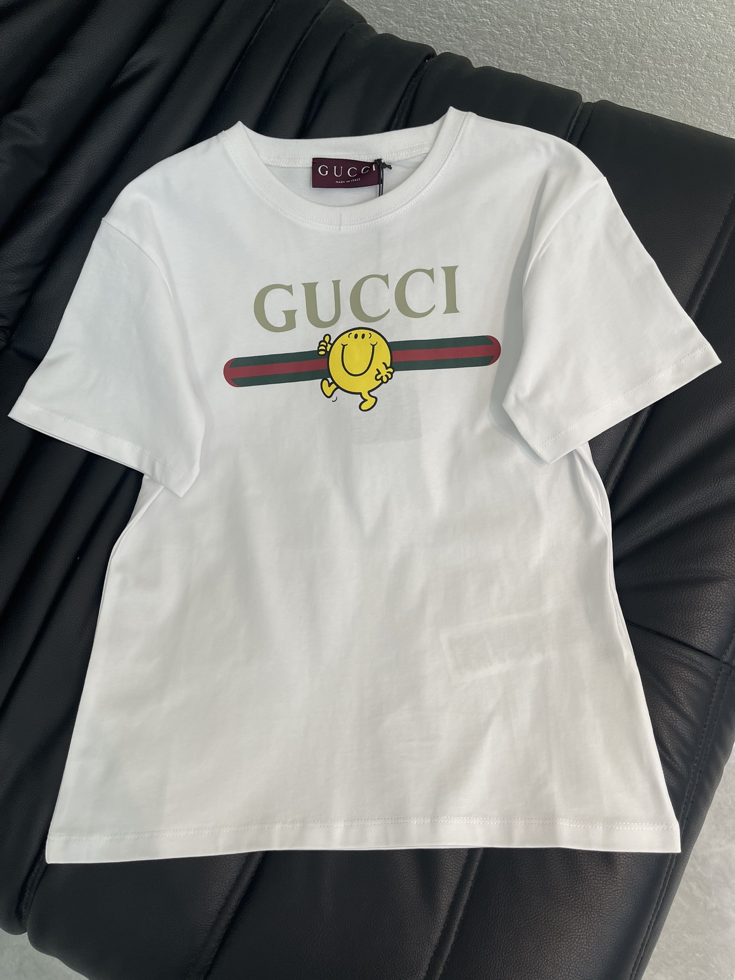 NO:716998,Gucc*26 new spring and summer classic letter cartoon printed short-sleeved round neck T-shirt丨exclusively developed by yb!  Top quality production!  It is based on pure white, and combines the iconic red and green webbing with retro letters and playful yellow cartoon images to create a dual charm of retro and childishness. The high-count cotton fabric is soft and skin-friendly, and the loose fit is lazy and slim. Whether paired with jeans to create a casual street style, or with a skirt to unlock a sweet and cool girly look, it can become an eye-catching item in the early spring wardrobe, letting the sense of luxury naturally reveal in the playful atmosphere. SML  A,,gucci,skirts,jeans,T-shirt,tees,t-shirt,19860909Gucc*26春夏新款经典字母卡通印花短袖圆领T恤丨独家yb开发！顶级高版出品！以纯白为底,将标志性红绿织带与复古字母,和俏皮的黄色卡通形象结合,碰撞出复古与童趣的双重魅力.高支棉面料柔软亲肤,宽松版型慵懒显瘦,无论是搭配牛仔裤打造随性街头风,还是配半裙解锁甜酷少女感,都能成为早春衣橱里的吸睛单品,让奢华感在俏皮氛围中自然流露.SML A,,gucci,skirts,jeans,T-shirt,tees，t-shirt,,Women's clothing