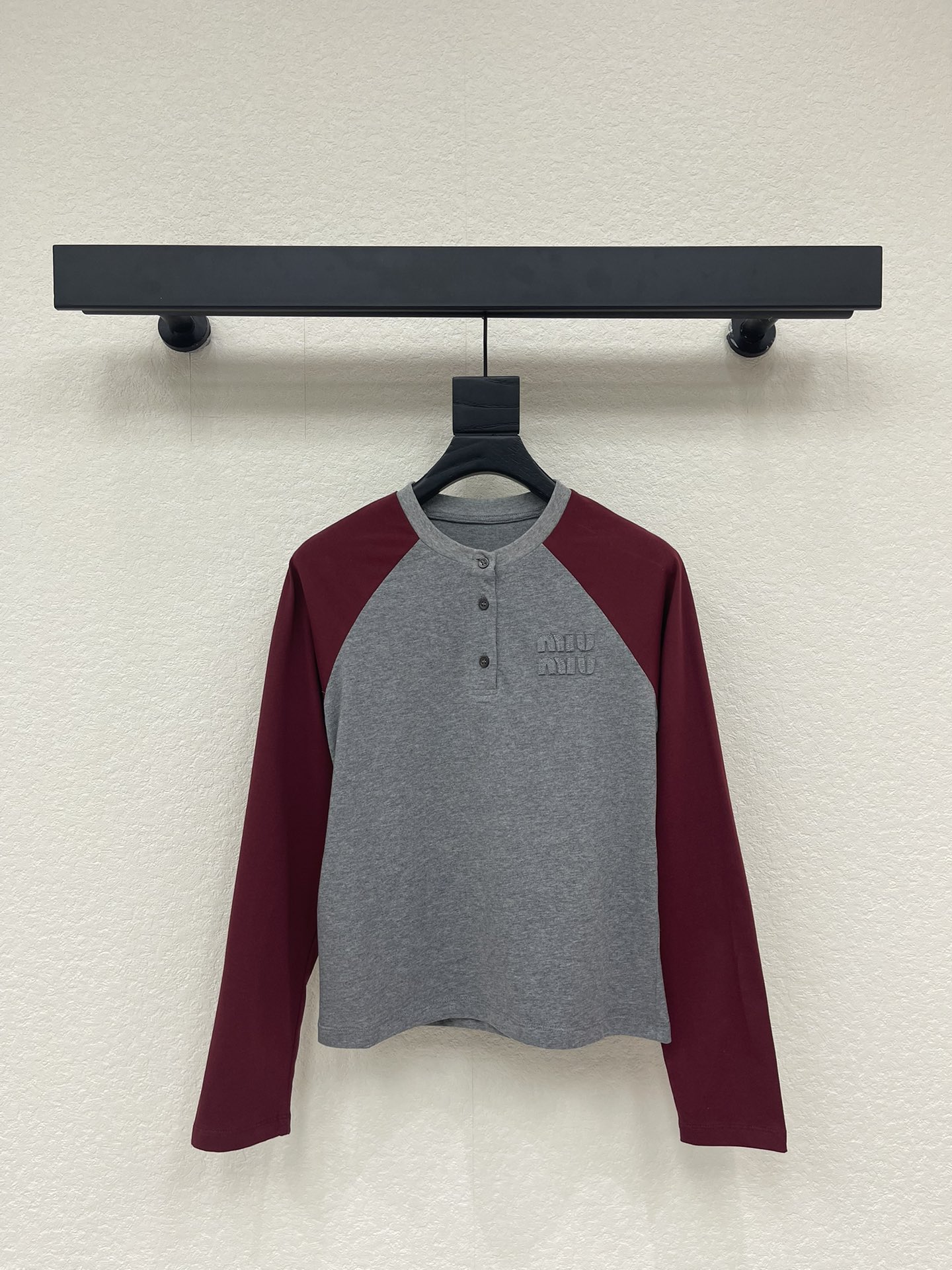 NO:716986,MiuMi*26 new early spring color-blocked raglan sleeve long-sleeved T-shirt, gray + Angora red splicing, retro and fashionable, soft and comfortable cotton fabric, super detailed collar button design, brand embroidered logo on the chest, perfect recognition, raglan sleeves cut with freedom of movement, easy to control in daily casual or street style, match with bottoms or sneakers of the same color, easily get a youthful and energetic look!  SML A,,miumiu,sneakers,tees,t-shirt,19860909MiuMi*26早春新款拼色插肩袖长袖T恤,灰色+安哥拉红拼接,复古又时髦,棉质面料柔软舒适,领口纽扣设计超有细节感,胸前品牌刺绣徽标,辨识度满分,插肩袖剪裁活动自如,日常休闲或街头风都能轻松驾驭,搭配同色系下装或运动鞋,轻松get青春活力造型！ SML A,,miumiu,sneakers,tees，t-shirt,,Women's clothing