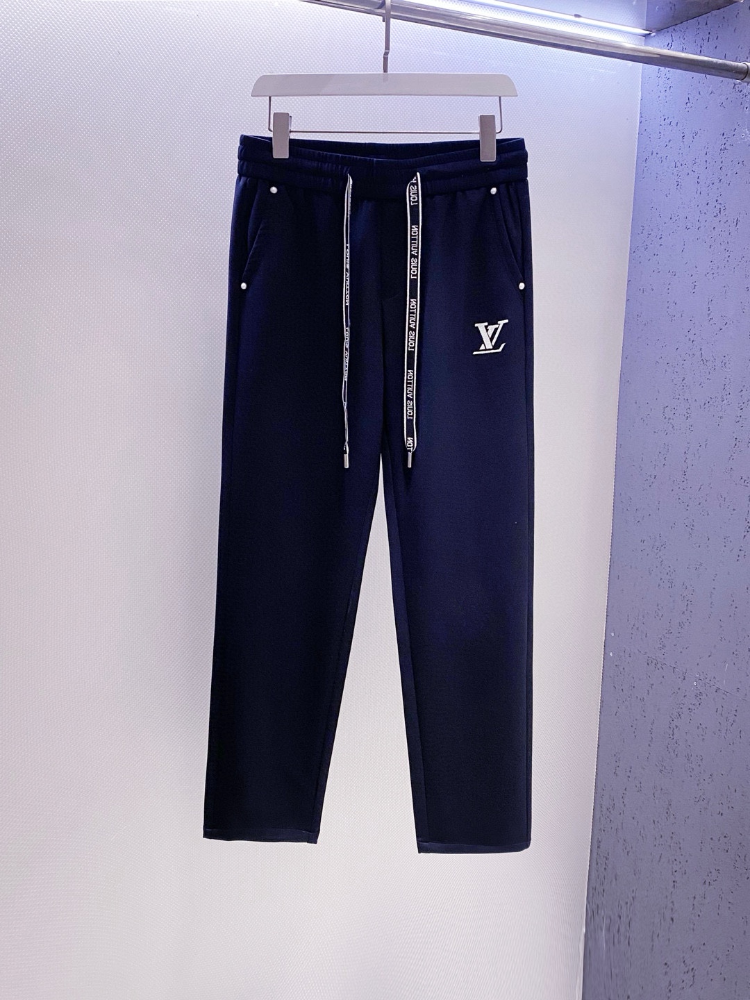 NO:732505,Donkey~Classic presbyopia logo embroidered elastic waist slacks sweatpants 2026 early spring new product. Classic luxury and fashion enter the soul, unlocking a new paradigm of high-end leisure!  后口袋布质面料贴袋,并饰以大logo图案刺绣重磅点睛,针脚立体饱满,品牌辨识度拉满,撞色抽绳与松紧腰头默契搭配,自由调节不挑身形,久坐无束缚更显舒适.不挑身形更适配日常各种姿态…. 臻选优质平纹针织棉面料,细腻且垂坠挺括不软塌, 散口裤型利落随性,修饰腿型更具松弛氛围感,日常出街、休闲聚会皆可轻松驾驭,每一处细节都诠释驴家的摩登匠心,让舒适与格调同频,打造毫不费力的奢潮穿搭. 颜色蓝色、黑色 规格M--XXXL  L码:腰围78.臀围104.裆长32.裤长105.裤脚口38 XL码:腰围81.臀围108.裆长33.裤长106.裤脚口39 w,,louis vuitton,louis vuitton,19860909驴~经典老花logo刺绣松紧腰散口卫裤 2026早春新品 经典奢潮入魂,解锁高阶休闲新范式！ 后口袋布质面料贴袋,并饰以大logo图案刺绣重磅点睛,针脚立体饱满,品牌辨识度拉满,撞色抽绳与松紧腰头默契搭配,自由调节不挑身形,久坐无束缚更显舒适.不挑身形更适配日常各种姿态…. 臻选优质平纹针织棉面料,细腻且垂坠挺括不软塌, 散口裤型利落随性,修饰腿型更具松弛氛围感,日常出街、休闲聚会皆可轻松驾驭,每一处细节都诠释驴家的摩登匠心,让舒适与格调同频,打造毫不费力的奢潮穿搭. 颜色蓝色、黑色 规格M--XXXL  L码:腰围78.臀围104.裆长32.裤长105.裤脚口38 XL码:腰围81.臀围108.裆长33.裤长106.裤脚口39 w,,louis vuitton,louis vuitton,,Men's clothing