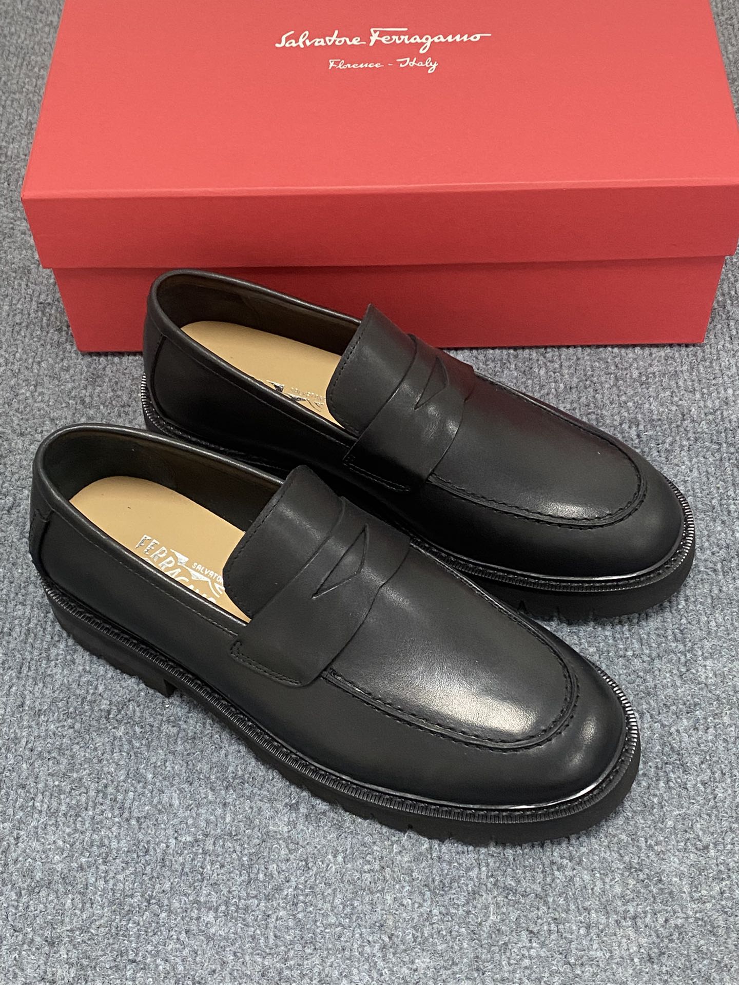 NO:833089,F Full high-end boutique cowhide lining 2025 Ferragamo's latest genuine leather business suit shoes are launched simultaneously on the official website. Made from Italian imported first-layer cowhide with heavy gold, the official website is 1:1 (foam outsole). It is versatile, high-end without losing class, and the color matching is extraordinary. This four-season style is charming and shows off the big-name temperament when worn on the feet. Standard code is 39 to 44 (can be ordered at 38.45.46., ferragamo, business  suit, cowhide19860909F全高端精品牛皮内里2025菲拉格慕最新真皮商务西装鞋官网同步上市,意大利进口 头层牛皮一比一重金打造,官网1:1 (发泡大底) .穿着百搭,高档不失档次,彩色搭配气度不凡.此款四季款,穿在脚上魅力四射尽显大牌气质.标准码39一44(可订38.45.46.,,ferragamo,business suit,cowhide,Men's shoes