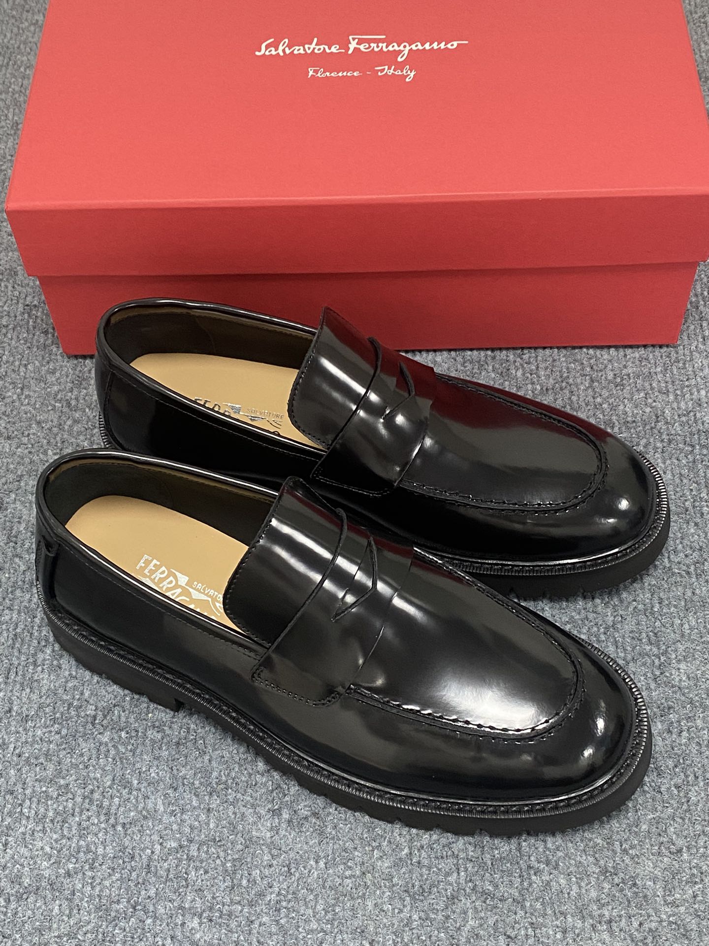 NO:833096,F Full high-end boutique cowhide lining 2025 Ferragamo's latest genuine leather business suit shoes are launched simultaneously on the official website, imported from Italy, the first layer of cowhide is made of heavy gold, 1:1 on the official website (foamed outsole)  .Versatile to wear, high-end without losing class, and the color matching is extraordinary. This four-season style is charming and shows off the big-name temperament when worn on the feet. Standard code is 39 to 44 (can be ordered at 38.45.46.47.48),,ferragamo,business suit,cowhide19860909F全高端精品牛皮内里2025菲拉格慕最新真皮商务西装鞋官网同步上市,意大利进口 头层牛皮一比一重金打造,官网1:1 (发泡大底) .穿着百搭,高档不失档次,彩色搭配气度不凡.此款四季款,穿在脚上魅力四射尽显大牌气质.标准码39一44(可订38.45.46.47.48),,ferragamo,business suit,cowhide,Men's shoes