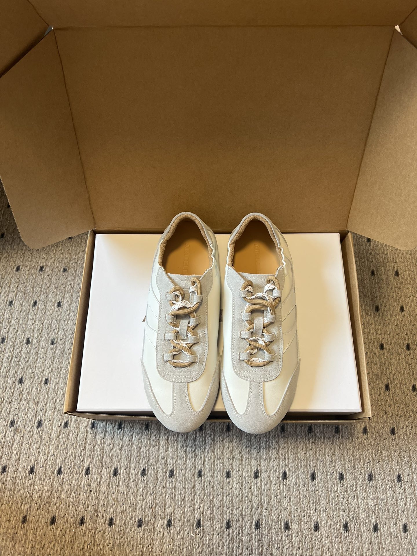 NO:724299,Top quality article no.26ss early spring new retro moral training shoes Forrest Gump shoes. The shoe shape adopts the classic moral training shoe silhouette, with a low top, narrow toe and smooth side lines, with a retro sporty feel. It is the core item of 'old money style' and 'Clean Fit' wear in recent years. The interior is made of soft materials such as sheepskin, which has a delicate touch. It fits the foot when worn and has good breathability. It is not easy to stuffy the feet when walking for a long time.  The sole is made of lightweight and tough rubber material, with good anti-slip and resilience, taking into account the retro appearance and daily wearing comfort. The overall shoe body is light in weight and does not feel heavy. It is suitable for various daily scenes such as commuting, shopping, short trips, etc. Cowhide upper, sheepskin lining, leather outsole, 2cm higher  size 35-40 (customized sizes 40 are non-refundable), casual shoes/sports shoes, sneakers, cowhide, sheepskin, Leather soles19860909顶级品质 article no.26ss早春新品复古德训鞋阿甘鞋 鞋型采用经典的德训鞋轮廓,低帮、窄鞋头加上流畅的侧面线条,自带复古运动感,是近年“老钱风”“Clean Fit”穿搭的核心单品.内里采用羊皮等柔软材质,触感细腻,穿着时贴合脚面且透气性好,长时间行走也不易闷脚. 鞋底采用轻便且韧性强的橡胶材质,具备良好的防滑性和回弹性,兼顾了复古外观与日常穿着的舒适度.整体鞋身重量较轻,没有厚重感,适配通勤、逛街、短途出游等多种日常场景. 鞋面牛皮 内里羊皮 大底真皮大底 增高2cm size35-40码（40码定制不退换）,休闲鞋/运动鞋,sneakers,cowhide,sheepskin,Leather soles,Women's Shoes