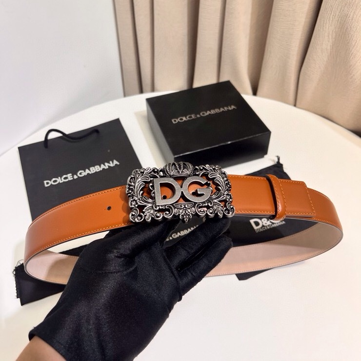 Dolce&Gabbana 新款 鞍皮腰带，简约配饰，缀以个性化钌色电镀金属 DG 徽标搭扣 4.0cm