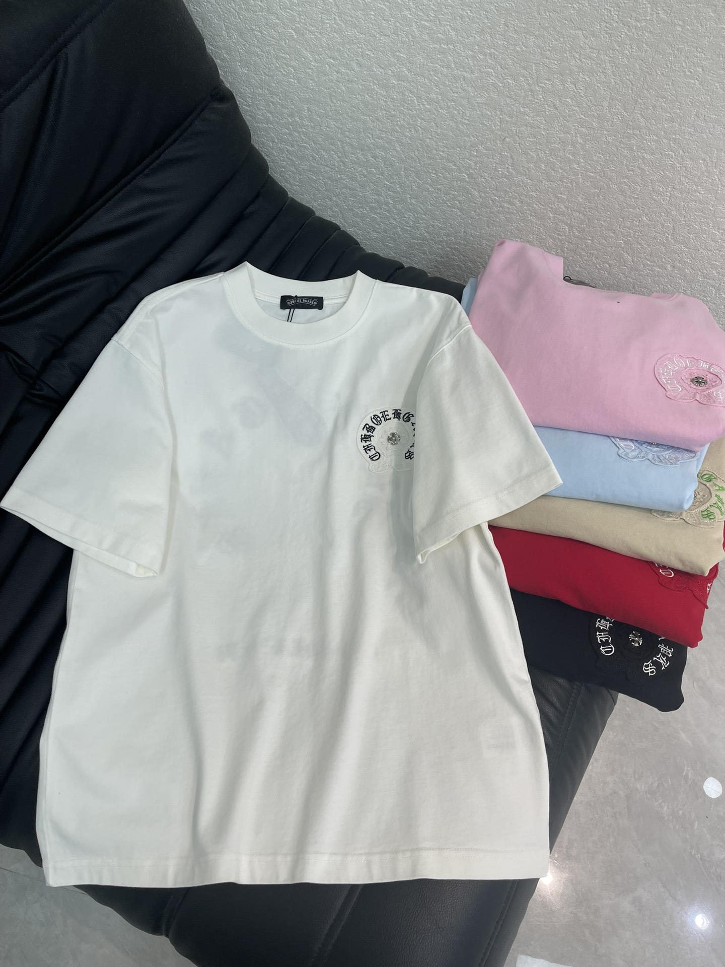 NO:717322,Chrome heart* Chrome heart 26 new cross logo patch embroidered short-sleeved T-shirt. Pure cotton fabric!  The embroidered patterns on the chest and back show off the cool and handsome street trend!  The upper body turns into a killer from behind in one second!  Show off your spontaneity and exude a lively and youthful atmosphere!  Extreme wandering and free travel with concave shape. No one is more handsome than you!  It’s a very fashionable style that can be worn casually. It’s guaranteed to have a 100% chance of returning your attention when you go out on the street!  Same style for men and women!  S-XL,,chrome hearts,chrome hearts,T-shirt,tees,t-shirt,19860909Chrome heart*克罗心26新款十字架logo贴布刺绣短袖T恤.纯棉面料！胸前和背后刺绣图案好尽显酷炫帅气的街头潮流！上身一秒变背影杀手！展现随性不羁的同时洋溢活泼青春的气息！极度的徜徉与自由出行凹造型 没人比你更帅气！随意搭配就很潮的一款,出街保证你回头率百分百哦！ 男女同款！S-XL,,chrome hearts,chrome hearts,T-shirt,tees，t-shirt,,Women's clothing