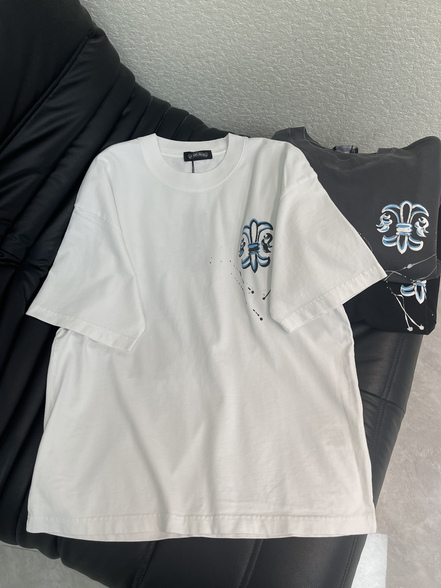 NO:717348,Chrome heart* Chrome heart 26 new cross printed short-sleeved T-shirt. Pure cotton fabric!  The printed patterns on the chest and back show off the cool and handsome street trend!  The upper body turns into a killer from behind in one second!  Show off your spontaneity and exude a lively and youthful atmosphere!  Extreme wandering and free travel with concave shape. No one is more handsome than you!  It’s a very fashionable style that can be worn casually. It’s guaranteed to have a 100% chance of returning your attention when you go out on the street!  Same style for men and women!  S-XL,,chrome hearts,chrome hearts,T-shirt,tees,t-shirt,19860909Chrome heart*克罗心26新款十字架印花短袖T恤.纯棉面料！胸前和背后印花图案好尽显酷炫帅气的街头潮流！上身一秒变背影杀手！展现随性不羁的同时洋溢活泼青春的气息！极度的徜徉与自由出行凹造型 没人比你更帅气！随意搭配就很潮的一款,出街保证你回头率百分百哦！ 男女同款！S-XL,,chrome hearts,chrome hearts,T-shirt,tees，t-shirt,,Women's clothing