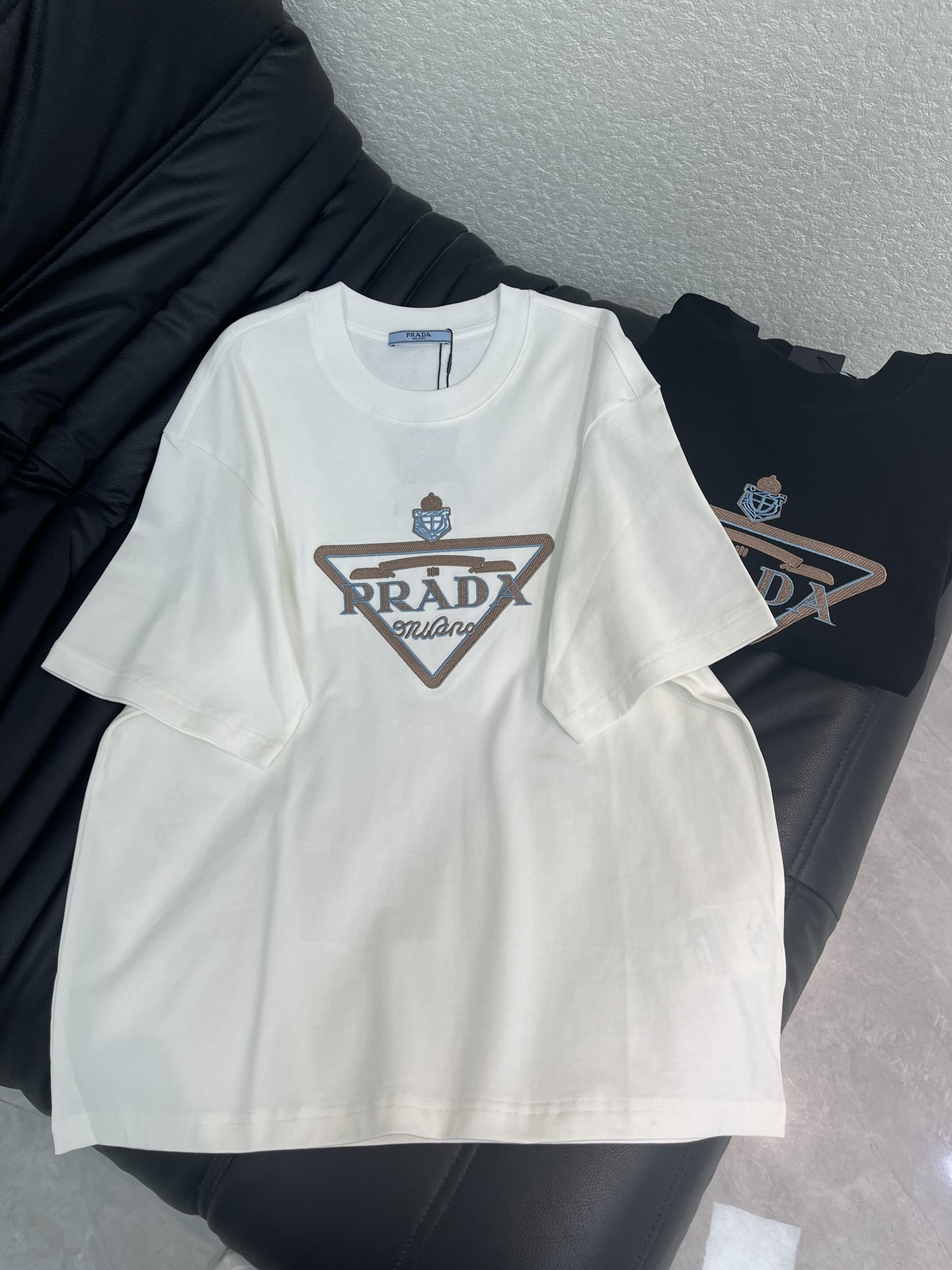 NO:717345,Prad*26 new short-sleeved T-shirt with three-dimensional embroidery of triangle logo. Made of high-gram, heavy-wash pure cotton, pure cotton is breathable, very refreshing and comfortable for daily wear. The rib knitting on the neckline is smooth and tight, and the neckline will not be skewed when you toss it around. It has a loose fit, and you will find that it looks really good on the upper body. The overall design is simple and neat, and it is super versatile for daily wear!  Pair it casually with one to give you a youthful look. A round neck will make your outfit go crazy. It is a fashionable item that can never go wrong!  Same style for men and women!  S-XL AA,,prada,T-shirt,tees,t-shirt,19860909Prad*26新款三角徽标立体刺绣短袖T恤.高克重洗水纯棉质面料,纯棉透气,日常穿着非常清爽穿感舒适,领口的罗纹针织平整紧密,随意折腾都不会领口歪斜,宽松版型,上身你就会发现真的好好看,整体极简利落,超级日常百搭！随随便便搭配一条就是青春的样子,一件圆领就能为你的穿搭疯狂,绝不会出错的时髦单品！男女同款！S-XL AA,,prada,T-shirt,tees，t-shirt,,Women's clothing