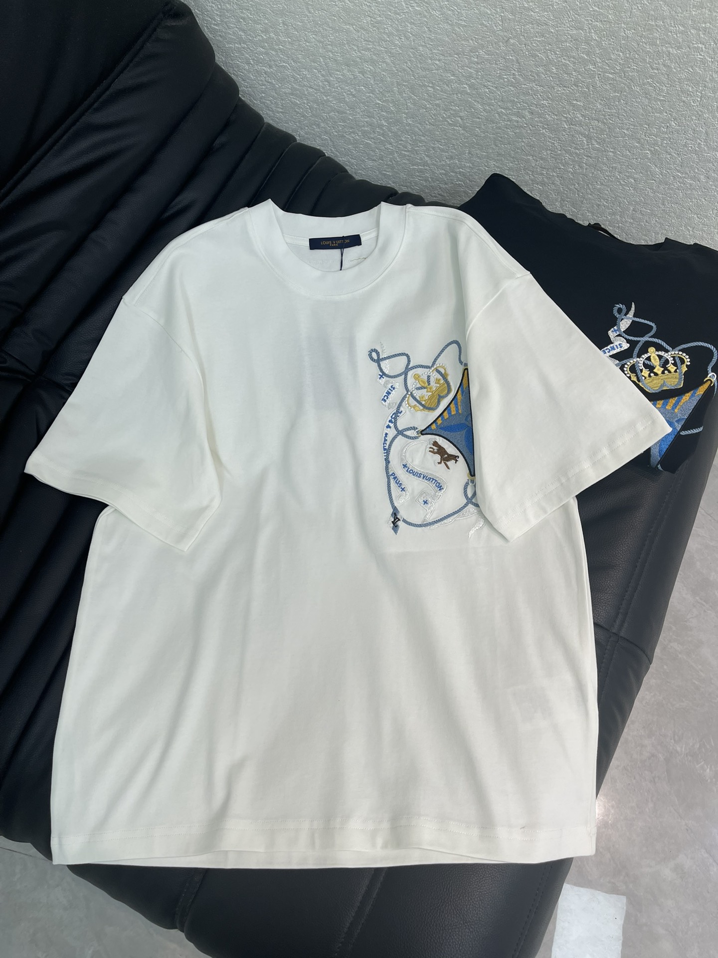 NO:717637,Louis Vuitto*26 new short-sleeved T-shirt with small animal pattern embroidery. Made of high-gram heavy-wash pure cotton, pure cotton is breathable, very refreshing and comfortable for daily wear. The rib knitting on the neckline is flat and tight, and the neckline will not be skewed when you toss it around. It has a loose version and you will find that it looks really good on the upper body. The overall is minimalist and neat, super versatile for daily wear!  Pair it casually with one to give you a youthful look. A round neck will make your outfit go crazy. It is a fashionable item that can never go wrong!  Same style for men and women!  S-XL A,,louis vuitton,T-shirt,tees,t-shirt,19860909Louis Vuitto*26新款小动物图案刺绣短袖T恤.高克重洗水纯棉质面料,纯棉透气,日常穿着非常清爽穿感舒适,领口的罗纹针织平整紧密,随意折腾都不会领口歪斜,宽松版型,上身你就会发现真的好好看,整体极简利落,超级日常百搭！随随便便搭配一条就是青春的样子,一件圆领就能为你的穿搭疯狂,绝不会出错的时髦单品！男女同款！S-XL A,,louis vuitton,T-shirt,tees，t-shirt,,Women's clothing