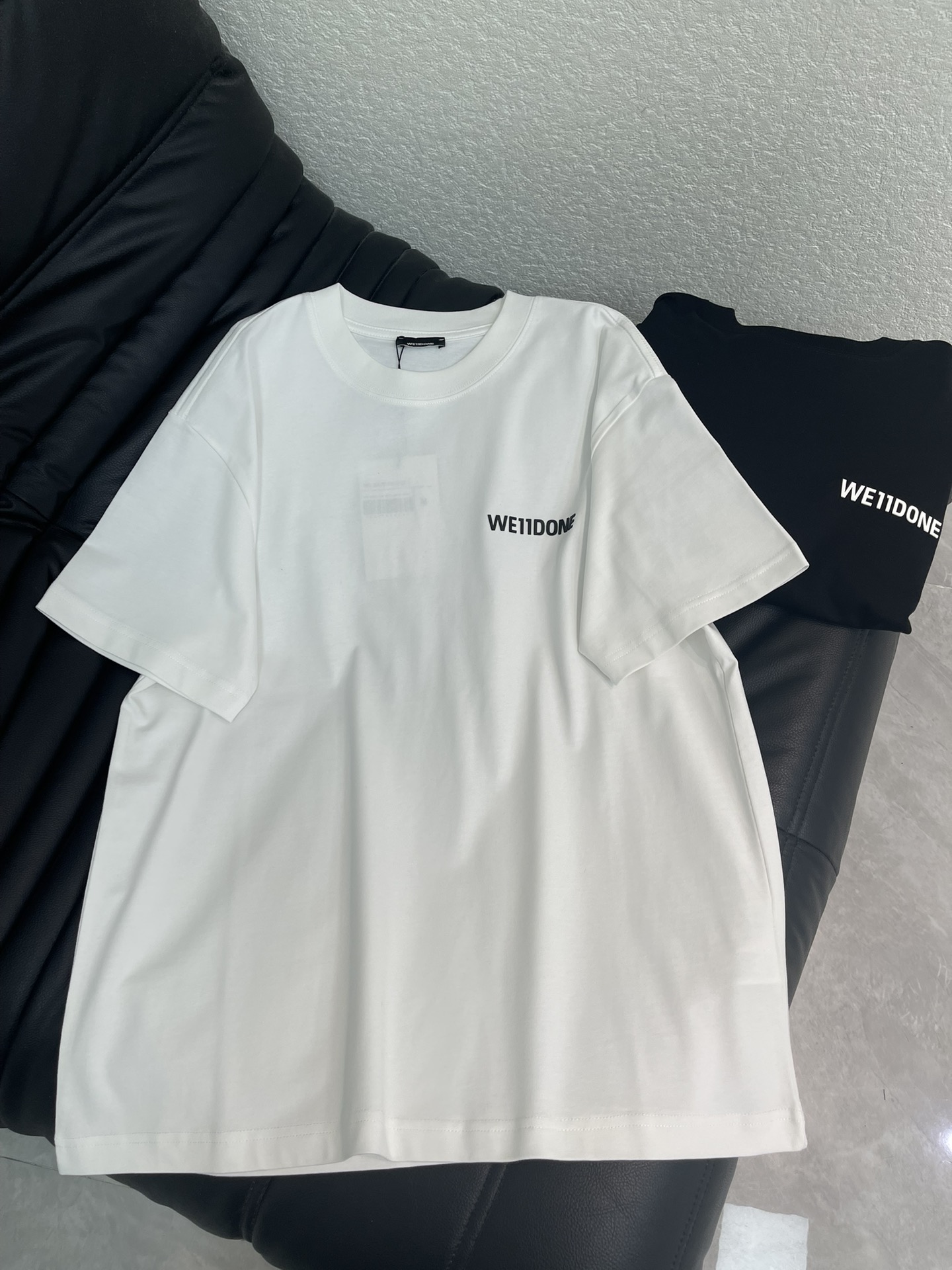 NO:717636,We11don*26 new simple short-sleeved T-shirt with three-dimensional embossed letters. It is made of high-gram heavy-wash pure cotton fabric, pure cotton is breathable, very refreshing and comfortable for daily wear. The rib knitting on the neckline is smooth and tight, and the neckline will not be skewed when you toss it around. It has a loose version, and you will find that it looks really good on the upper body. The overall design is simple and neat, and it is super versatile for daily use!  Pair it casually with one to give you a youthful look. A round neck will make your outfit go crazy. It is a fashionable item that can never go wrong!  Same style for men and women!  S-XL A,,T-shirt,tees,t-shirt,19860909We11don*26新款简约字母立体压印短袖T恤.高克重洗水纯棉质面料,纯棉透气,日常穿着非常清爽穿感舒适,领口的罗纹针织平整紧密,随意折腾都不会领口歪斜,宽松版型,上身你就会发现真的好好看,整体极简利落,超级日常百搭！随随便便搭配一条就是青春的样子,一件圆领就能为你的穿搭疯狂,绝不会出错的时髦单品！男女同款！S-XL A,,T-shirt,tees，t-shirt,,Women's clothing