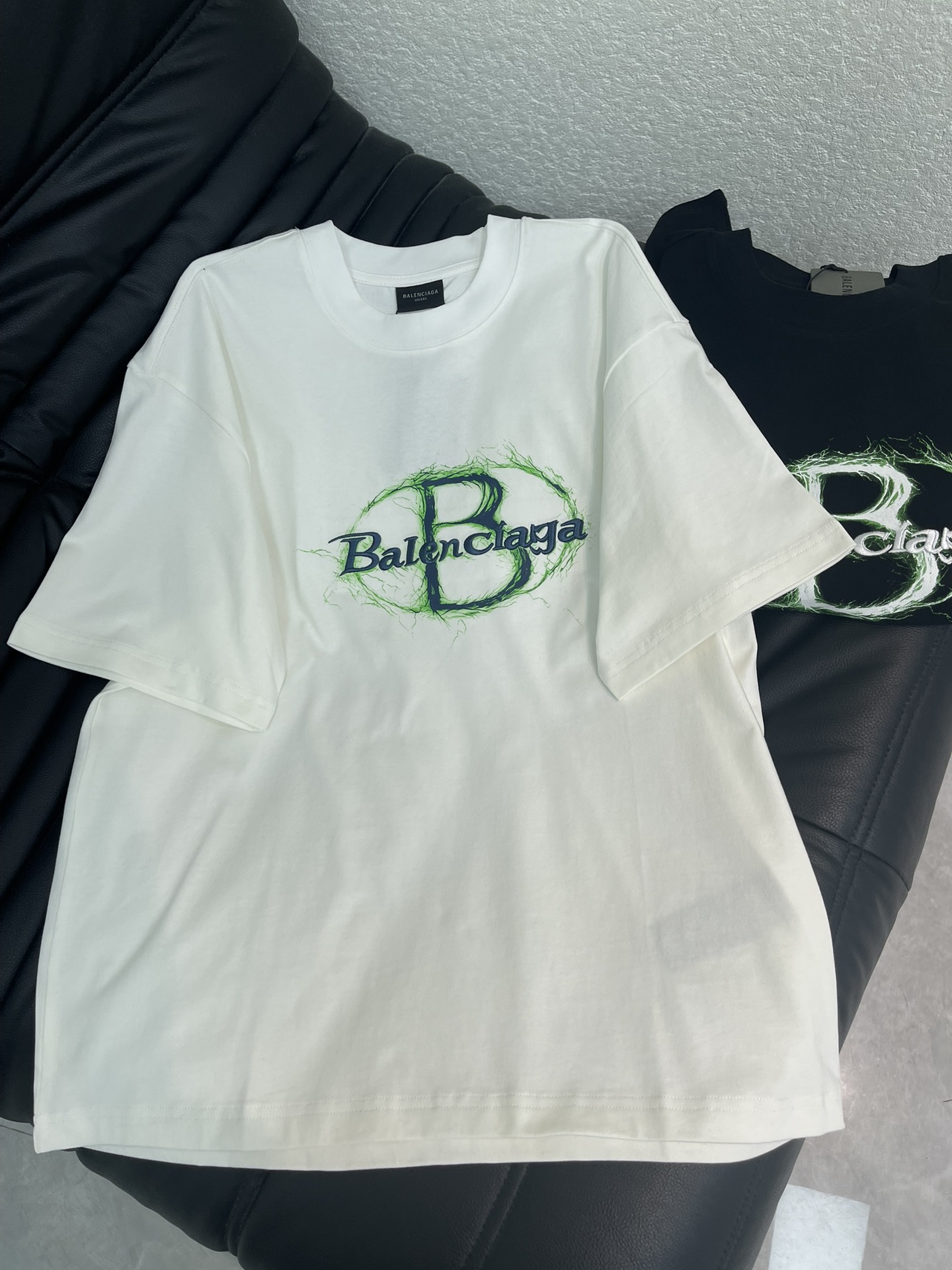 NO:717342,Balencia*26 new printed three-dimensional embroidery short-sleeved T-shirt. Made of high-gram heavy-wash pure cotton, pure cotton is breathable, very refreshing and comfortable for daily wear. The rib knitting on the neckline is smooth and tight, and the neckline will not be skewed if you toss it casually. With a loose version, you will find that it looks really good on the upper body. The overall is minimalist and neat, super versatile for daily wear!  Pair it casually with one to give you a youthful look. A round neck will make your outfit go crazy. It is a fashionable item that can never go wrong!  Same style for men and women!  S-XL A,,balenciaga,T-shirt,tees,t-shirt,19860909Balencia*26新款印花立体刺绣短袖T恤.高克重洗水纯棉质面料,纯棉透气,日常穿着非常清爽穿感舒适,领口的罗纹针织平整紧密,随意折腾都不会领口歪斜,宽松版型,上身你就会发现真的好好看,整体极简利落,超级日常百搭！随随便便搭配一条就是青春的样子,一件圆领就能为你的穿搭疯狂,绝不会出错的时髦单品！男女同款！S-XL A,,balenciaga,T-shirt,tees，t-shirt,,Women's clothing