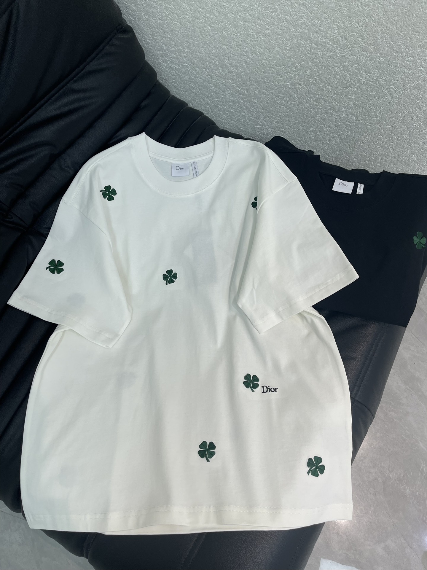 NO:717339,Dio*26 new four-leaf clover embroidered short-sleeved T-shirt. Made of high-gram heavy-wash pure cotton, pure cotton is breathable, very refreshing and comfortable for daily wear. The rib knitting on the neckline is smooth and tight, and the neckline will not be skewed when you toss it around. The loose version, you will find that it really looks good on the upper body, the overall is minimalist and neat, super versatile for daily wear!  Pair it casually with one to give you a youthful look. A round neck will make your outfit go crazy. It is a fashionable item that can never go wrong!  Same style for men and women!  S-XL A,,dior,T-shirt,tees,t-shirt,19860909Dio*26新款四叶草刺绣短袖T恤.高克重洗水纯棉质面料,纯棉透气,日常穿着非常清爽穿感舒适,领口的罗纹针织平整紧密,随意折腾都不会领口歪斜,宽松版型,上身你就会发现真的好好看,整体极简利落,超级日常百搭！随随便便搭配一条就是青春的样子,一件圆领就能为你的穿搭疯狂,绝不会出错的时髦单品！男女同款！S-XL A,,dior,T-shirt,tees，t-shirt,,Women's clothing