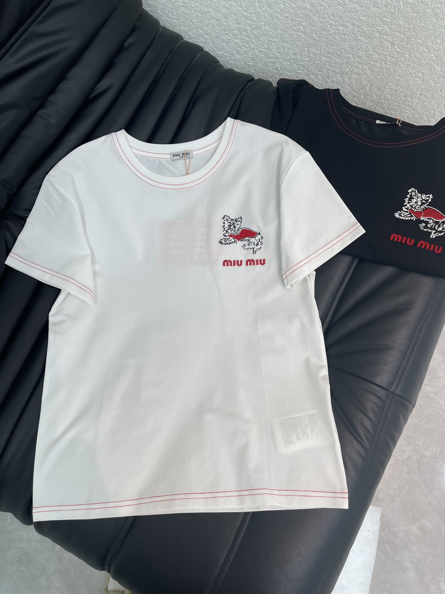 NO:717336,Miumi*26 new spring and summer short-sleeved T-shirt with puppy letters. Made of pure cotton. The cute puppy logo is embroidered with red letters and toothbrush technology to highlight the brand style. Details are online. Straight version SML,,miumiu,T-shirt,tees,t-shirt,19860909Miumi*26春夏新款小狗字母短袖T恤 采用纯棉材质 小狗可爱logo红字母牙刷绣工艺 彰显品牌格调 细节在线 版型直筒 SML,,miumiu,T-shirt,tees，t-shirt,,Women's clothing