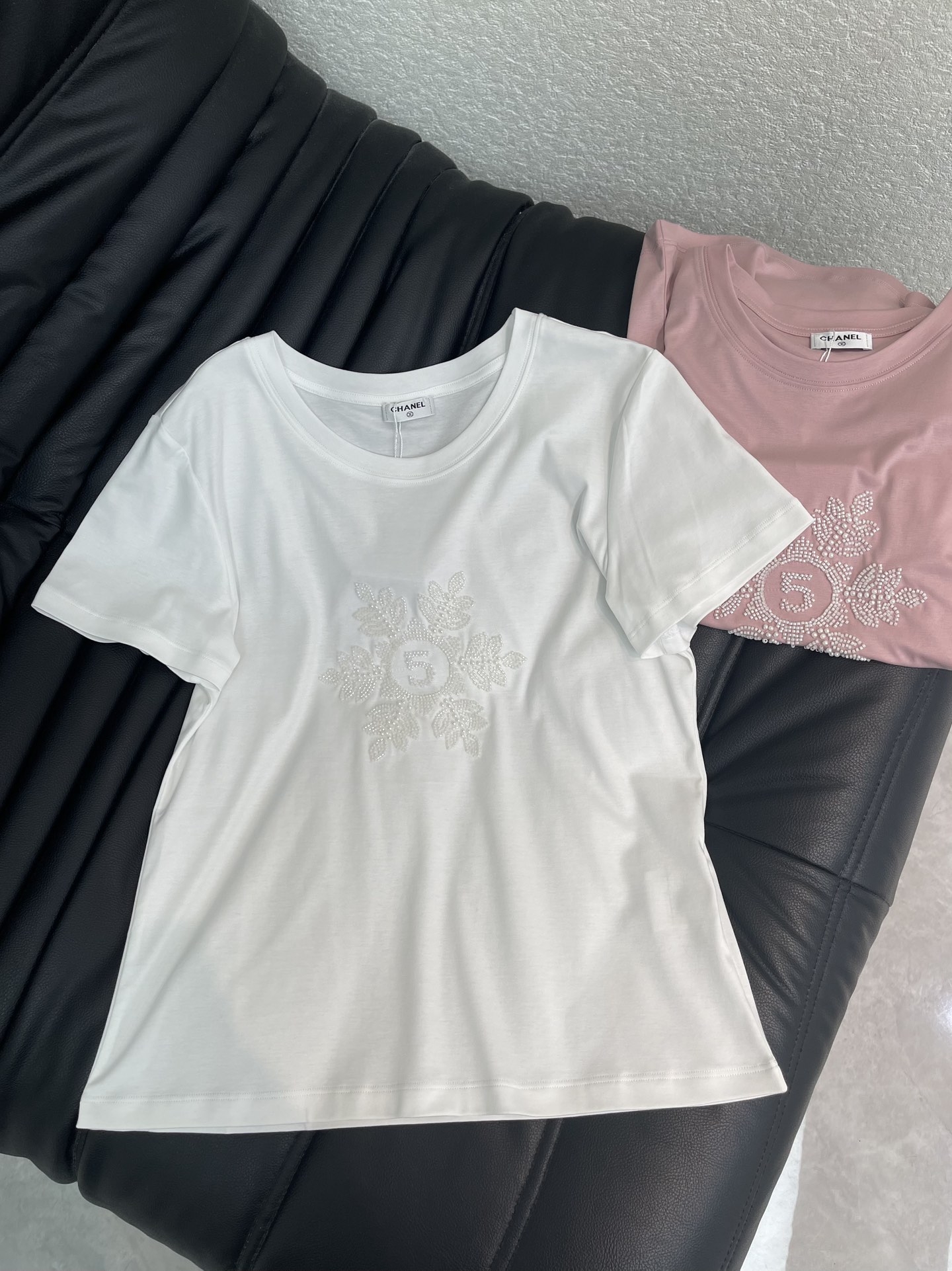 NO:717327,Chane*26 new spring and summer round neck embroidered beaded short-sleeved T-shirt. Customized YB mercerized cotton material, glossy texture, soft and comfortable, regular short-sleeved T-shirt cut, white, pink, two colors available, three-dimensional snowflake beaded No. 5 letter pattern on the chest, exquisite charm, mercerized cotton fabric is soft and elastic, skin-friendly, basic round neck version is not picky about the body shape, it is exquisite when worn alone, layered with suits and denim jackets, and can unlock rich layered outfits. SML A,,chanel,jackets  & coats,T-shirt,tees,t-shirt,business suit,19860909Chane*26春夏新款圆领刺绣订珠短袖T恤.定制YB丝光全棉材质,质感光泽,柔软舒适,常规短袖T恤裁剪,白色、粉色、两色可选,胸口立体的雪花钉珠5号字母图案,精致魅力,丝光棉面料软弹亲肤,基础圆领版型不挑身形,单穿是精致,搭西装、牛仔外套叠穿,又能解锁层次丰富的穿搭.SML A,,chanel,jackets & coats,T-shirt,tees，t-shirt,business suit,,Women's clothing