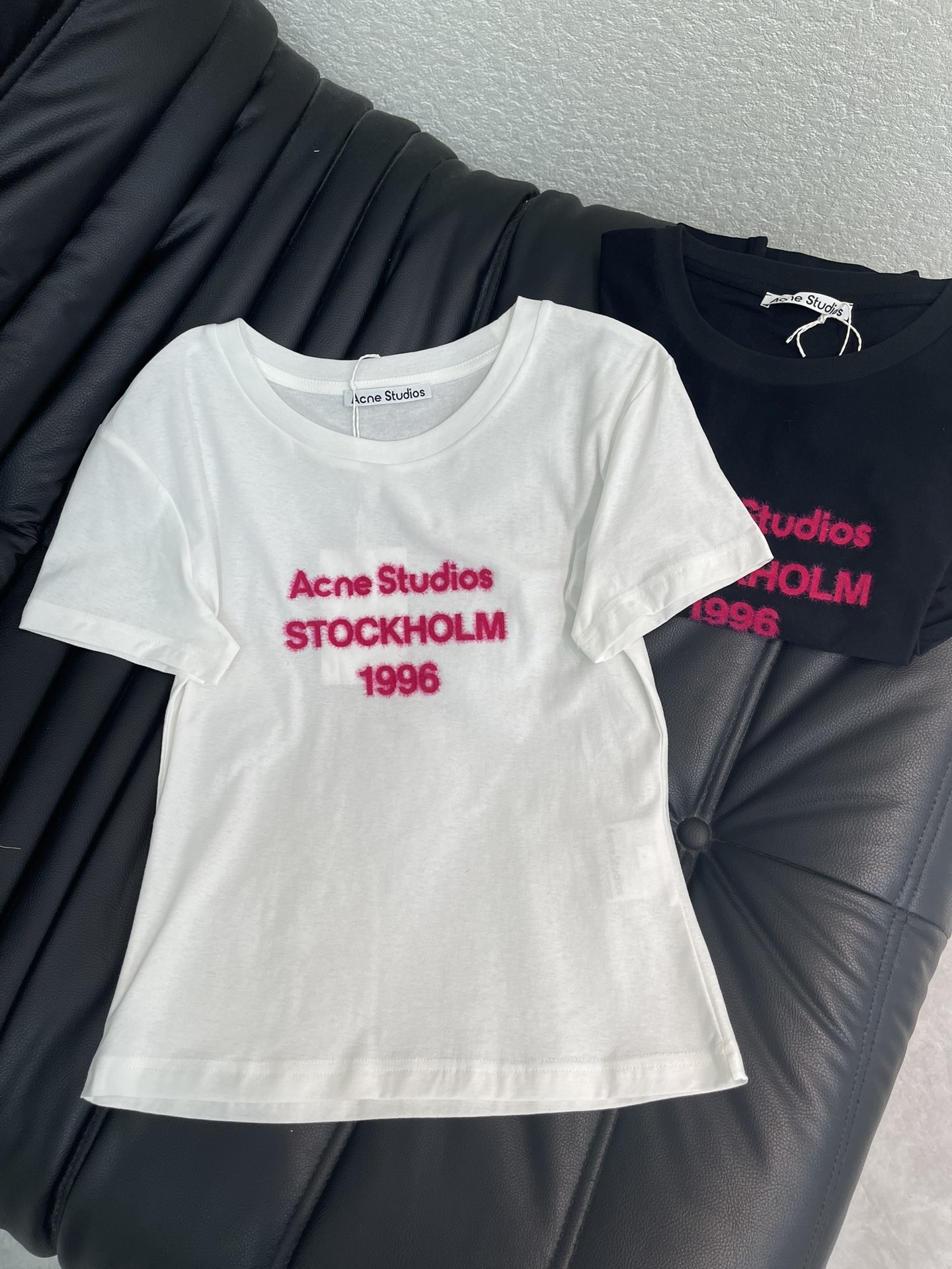 NO:717315,Acne Studios 1996 New Year limited T-shirt, rose red flocking AcneStudios letters 'STOCKHOLM1996' on the front, soft and three-dimensional to the touch. Short-sleeved and fitted, simple and versatile, easy to wear in daily life or festivals, limited to the New Year, full of collection value, looks great with jeans or skirts, easy to create a fashionable look. Black and white, SML A,,acne  studios,dior,skirts,jeans,T-shirt,tees,t-shirt,19860909Acne Studios1996新春限定T恤,正面玫红植绒AcneStudios字母 “STOCKHOLM1996',触感柔软有立体感.短袖合身剪裁,简约百搭,日常或节日都能轻松驾驭,新春限定,收藏价值满满,搭配牛仔裤或裙装都很出彩,轻松打造时尚造型 黑白两个色, SML A,,acne studios,dior,skirts,jeans,T-shirt,tees，t-shirt,,Women's clothing