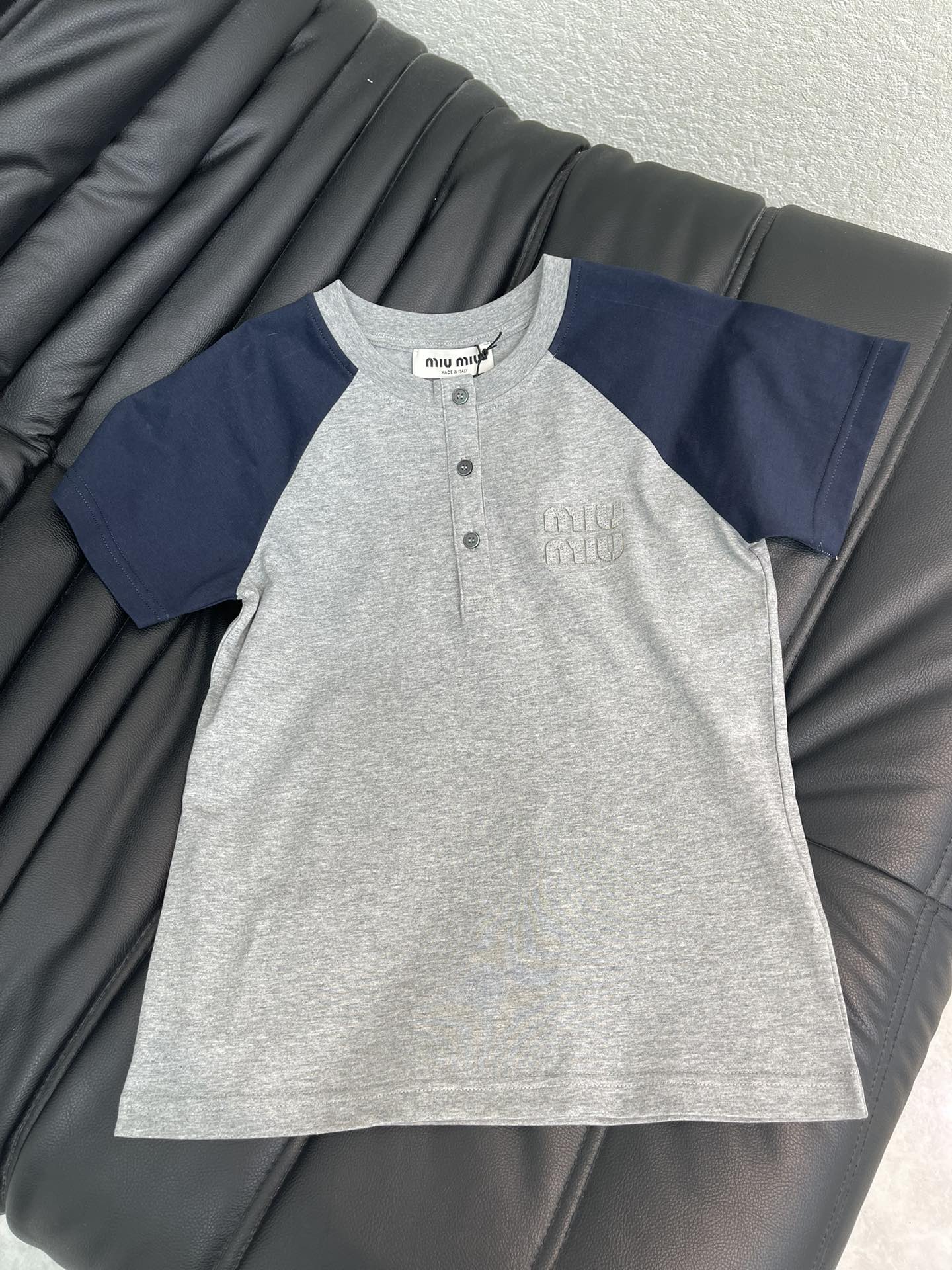 NO:717313,Miu Mi*26 spring and summer series color block letter patch embroidered short-sleeved T-shirt, gray main color + navy blue raglan sleeves, full of college style! The cotton fabric is soft and comfortable, very suitable for spring and summer ~ collar button design, full of details, easy to control for daily commuting and leisure, paired with jeans or skirts, directly full of youthful vitality SML A,,miumiu,skirts,jeans,T-shirt,tees,t-shirt,19860909Miu Mi*26春夏系列拼色字母贴布绣短袖T恤,灰色主色+藏蓝插肩袖,学院风满满!棉质面料柔软舒适,春夏穿超合适~领口纽扣设计,细节感拉满,日常通勤,休闲都能轻松驾驭,搭配牛仔裤或半裙,青春活力感直接拉满 SML A,,miumiu,skirts,jeans,T-shirt,tees，t-shirt,,Women's clothing