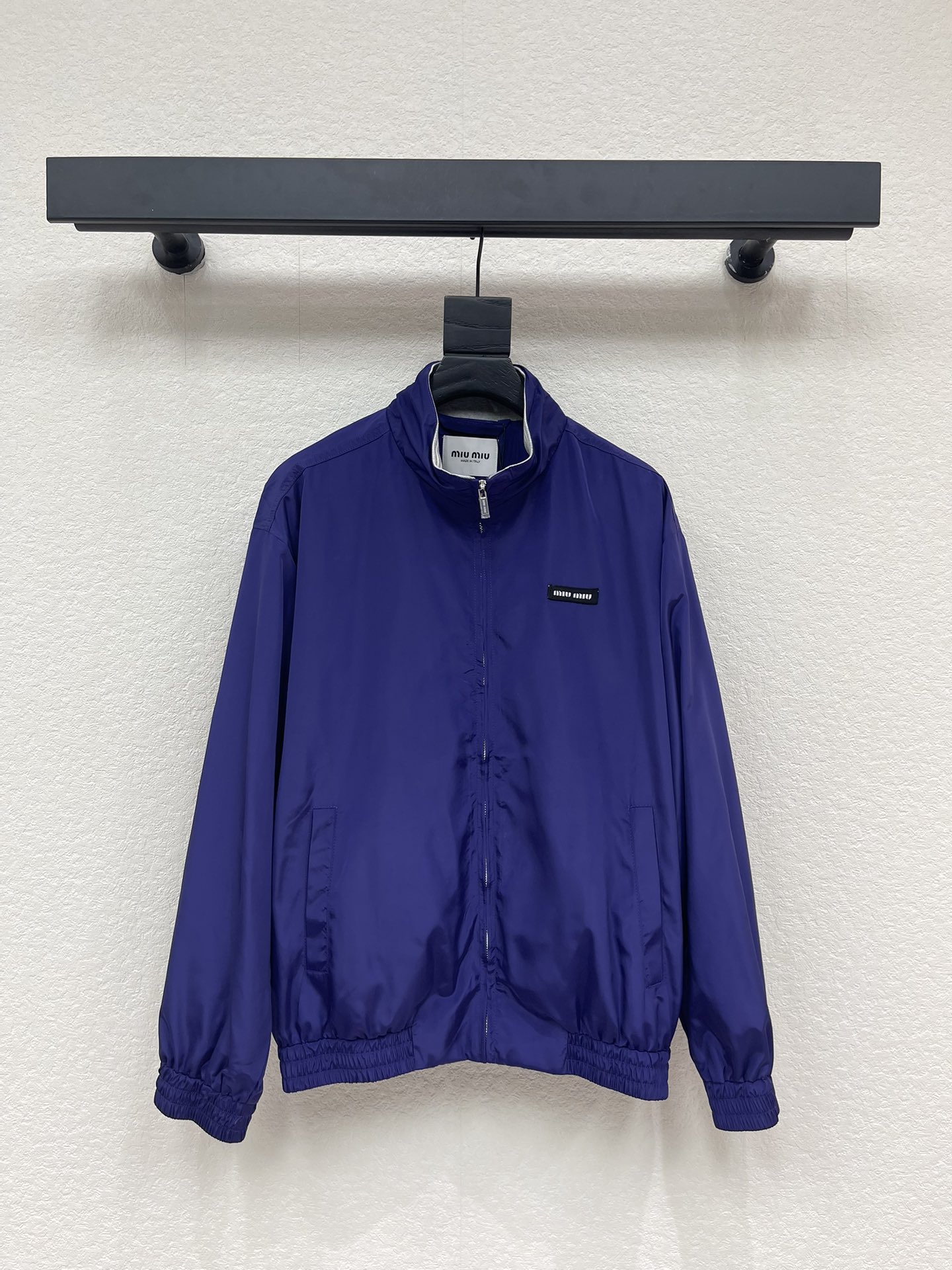 NO:717311,Miu Mi*26 early spring series navy blue nylon jacket, made of thin nylon material, windproof and lightweight, perfect for changing weather! The lapel is spliced with white lining, and the contrasting color design is super layered. The small logo on the chest, the loose version is super friendly to the body, the cuffs and hem are elasticated, comfortable and practical. It can be easily controlled for daily commuting and street style. Pair it with overalls or skirts, you can switch between sweet and cool or mountain style at will, SML  A,,miumiu,skirts,jackets & coats,jackets & coats,19860909Miu Mi*26早春系列藏蓝色尼龙夹克外套,轻薄尼龙材质,防风又轻便,超适合多变天气穿搭!翻领拼接白色内衬,撞色设计超有层次感.胸前小 Logo,宽松版型对身材超友好,袖口和下摆松紧收口,舒适又实用.日常通勤,街头风都能轻松驾驭,搭配工装裤或半裙,甜酷or山系风随心切换,SML A,,miumiu,skirts,jackets & coats,jackets & coats,,Women's clothing