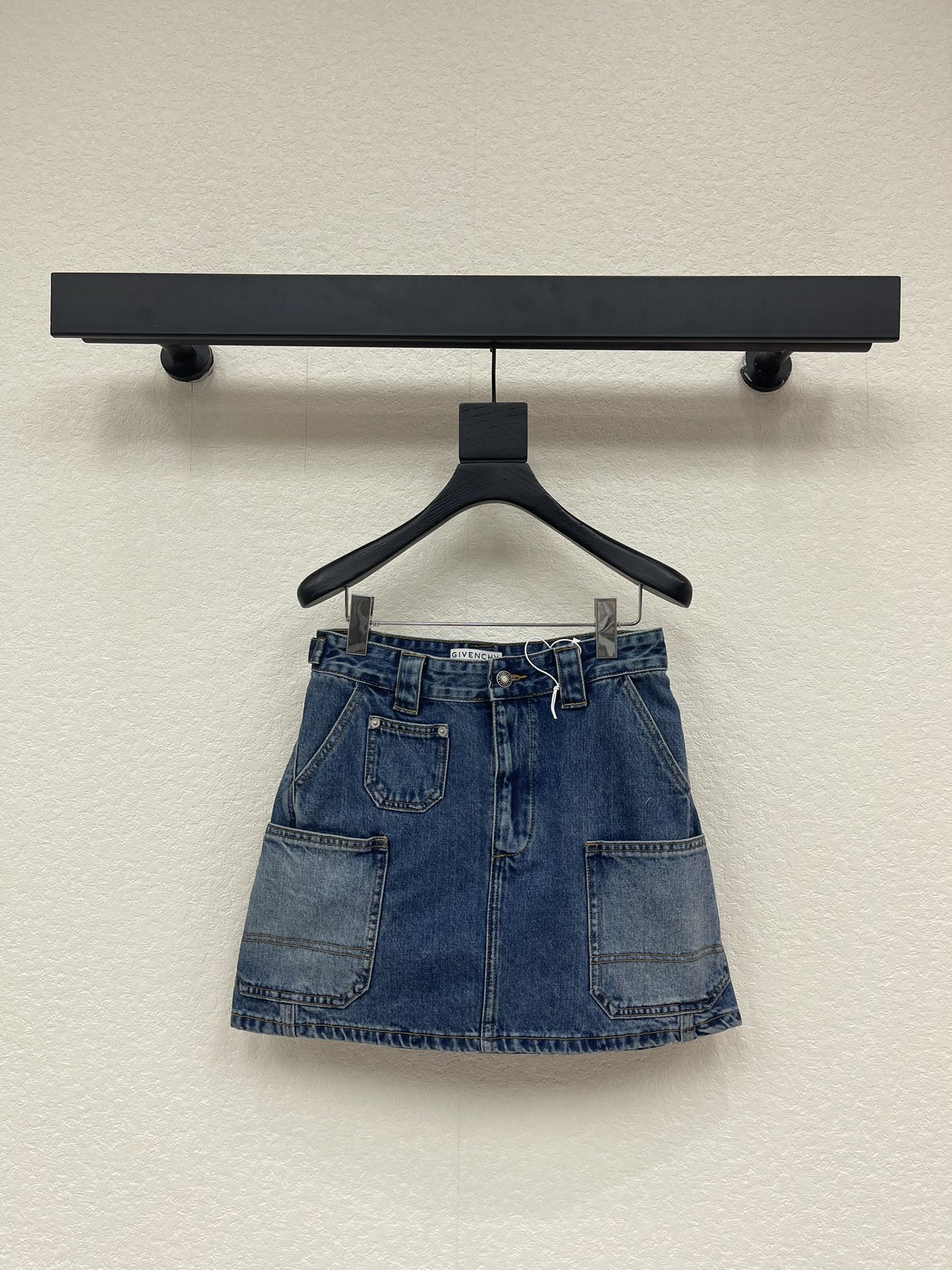 NO:717307,Givenchy* back pocket embroidered short skirt Official website Exclusive 1v1 customization Made of pure cotton fabric The denim upper is soft and the fabric is very comfortable to wear Multiple washing techniques The texture is distressed and clear Back pocket embroidery technique High-waisted version Fashionable~ SML AA,,givenchy,skirts,19860909Givenchy*后袋刺绣短裙半裙 官网款 独家1v1定制 采用纯棉的面料 牛仔上身柔软 面料穿起来非常舒适 多种水洗工艺 纹理做旧清晰 后袋刺绣工艺 高腰版型 时髦~ SML AA,,givenchy,skirts,,Women's clothing