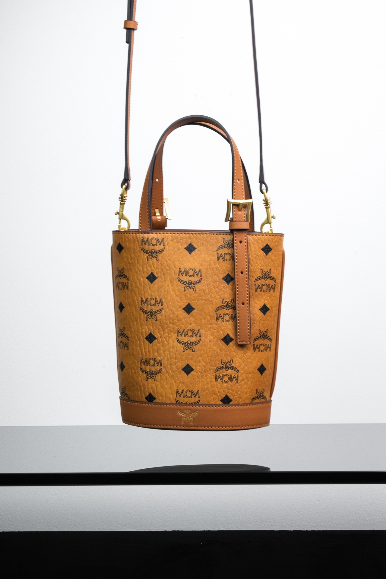 ®新货上线®𝙈𝘾𝙈 𝘼𝙧𝙚𝙣 𝘽𝙪𝙘𝙠𝙚𝙩干邑色𝙈𝙞𝙣𝙞#斜挎包·CP独家出品｜干邑色这款Visetos