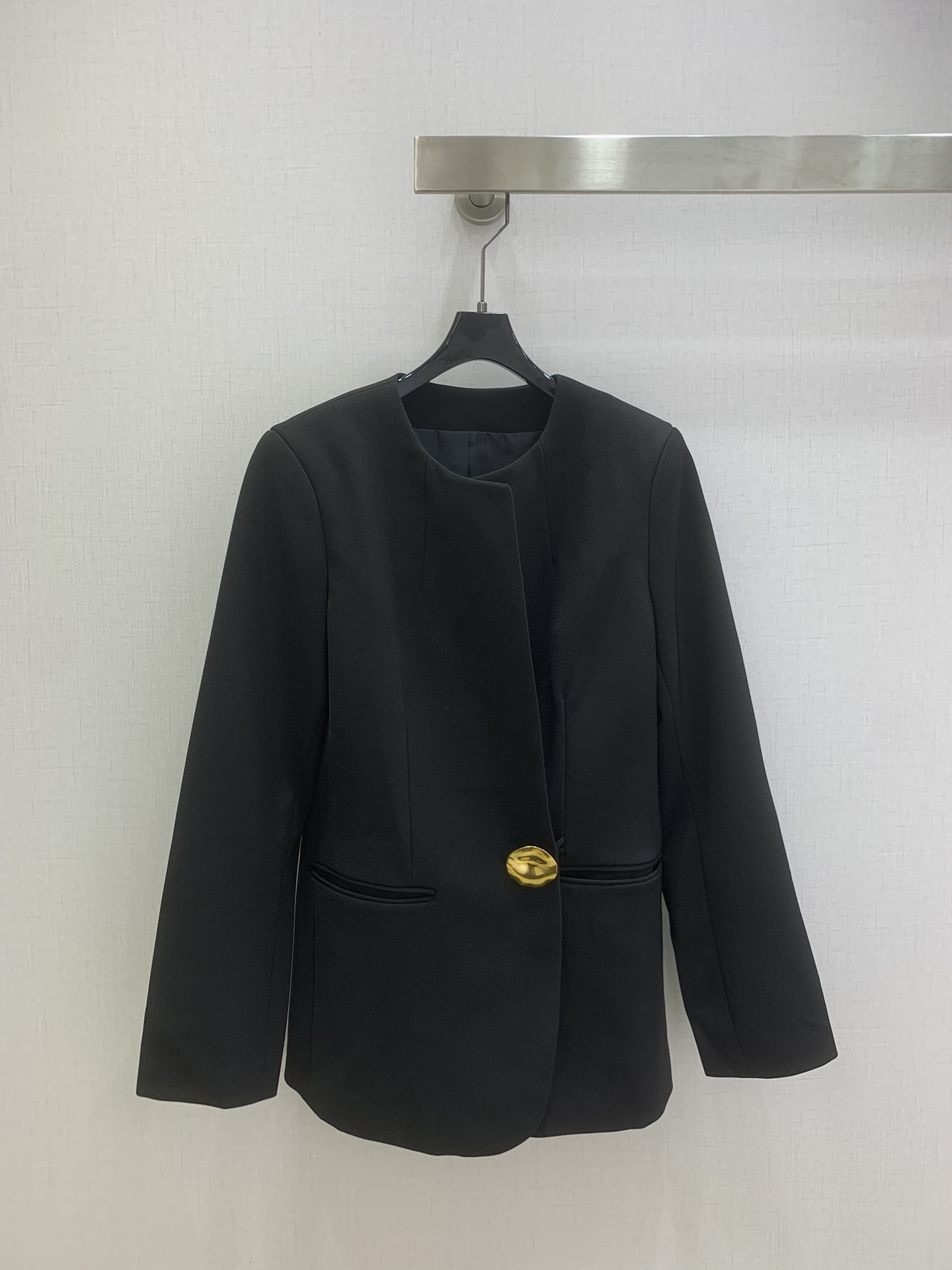 NO:717420,Highly recommended for the early spring of 26, the new hardware button suit jacket is undoubtedly a must-have item for fashionable autumn wear. It is different from the loose and large-profile suits in the past. This time it presents a new concept of sophisticated round-neck suit. The elegant structure and clever creation  'Paper Man' effect, retro metal special-shaped buckle design, fashionable and eye-catching. Just the right length, while modifying the width of the fake crotch, it is height-friendly and not too tight. It can be worn open, loose and casual, with smooth lines. When buttoned up, the charming waistline is immediately visible, making you look slimmer, chic and elegant, full of fashion. One color SML code, high quality ABC, jackets & coats, business suit19860909强烈推荐 26早春新款 五金纽扣西装外套 无疑是入秋时髦穿搭的Bl备单品.区别以往宽松大廓形的西装.这次呈现的是全新概念的精至利落圆领西装.考究的版型结构,巧妙打造 “纸片人”效果,复古金属异形扣设计,时髦吸睛.恰到好处的衣长,修饰假胯宽的同时,身高友好不压个,敞开穿着,松弛随性,线条流畅,扣上穿着,迷人腰线立现,及致显瘦显人薄,可飒可雅,时髦度拉满 一个色 SML码 高品质ABC,,jackets & coats,business suit,,Women's clothing