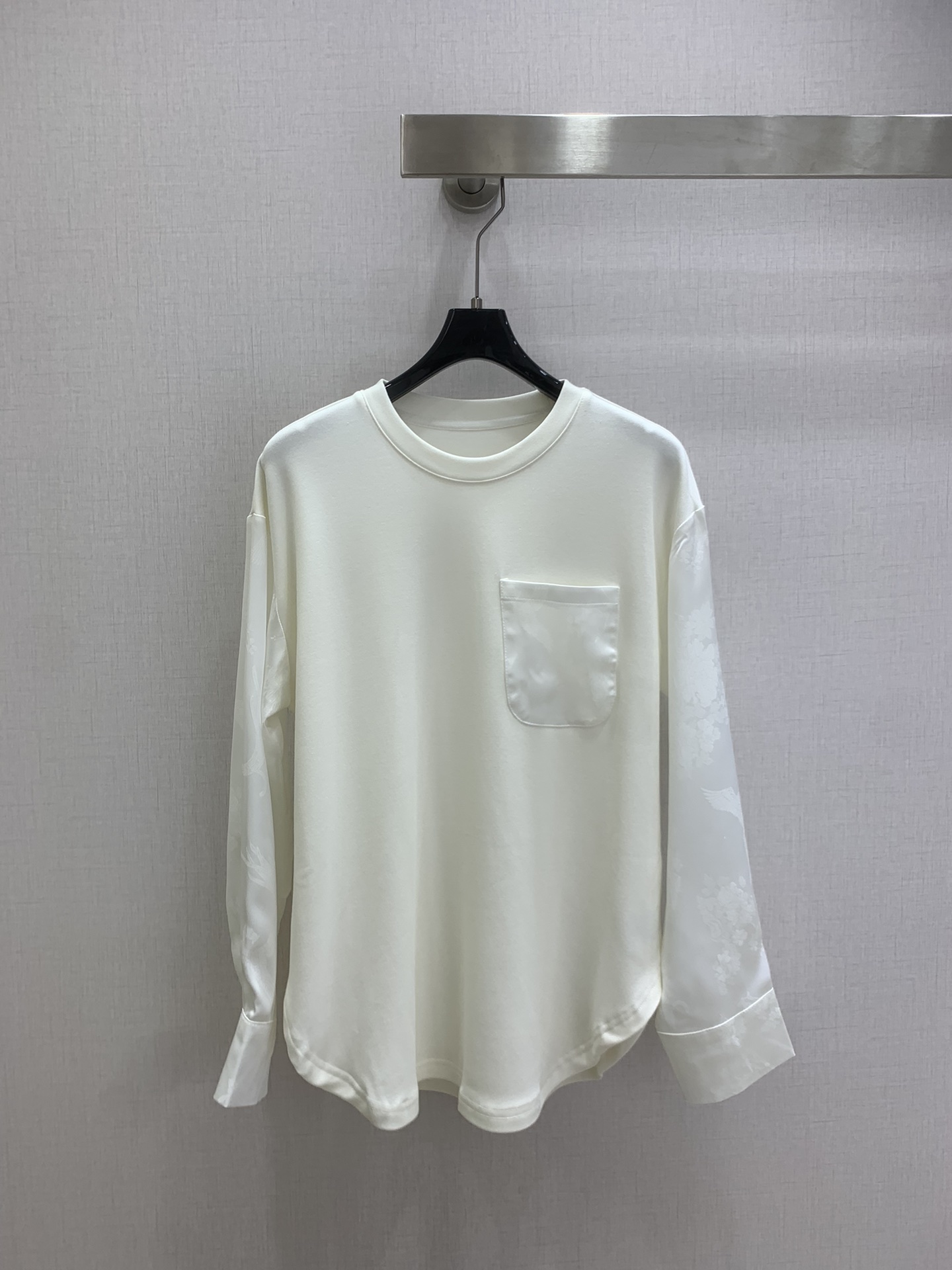 NO:717424,Highly recommended for the early spring of 26, the new style is the irregular long-sleeved top with hidden flower pockets. The flowers are in the sleeves, and the years are like a brocade. I would like to call it the 'entry style' of new Chinese style!  Sweatshirt style + dark jacquard sleeves, low-key and exquisite Chinese essence, wrapped in the outline of a relaxed daily sweater, you can enjoy the classical connotation of the new Chinese style in the comfort zone. It can be worn with jeans to unlock modern urban commuting. The artistic conception of beauty in the East is always implicit, with layers of flower shadows and subtle fragrance, and the skinny beauty is quietly blooming at this moment. Two colors SML code High-quality ABC,, hoodie, sweatshirts,19860909强烈推荐 26早春新款 暗花口袋不规则长袖上衣 繁花入袖,似锦流年,愿称之为新中式“入门款”！卫衣版型＋双袖暗纹提花,低调又精美中式精髓,包裹在轻松日常卫衣的轮廓里,在舒适圈内享受新中式的古典意蕴.可配牛仔解锁摩登都市通勤,东方对于美的意境表达总是含蓄,花影层层、暗洒幽香,此刻骨感美悄然绽放 两个色 SML码 高品质ABC,,hoodie,sweatshirts,,Women's clothing