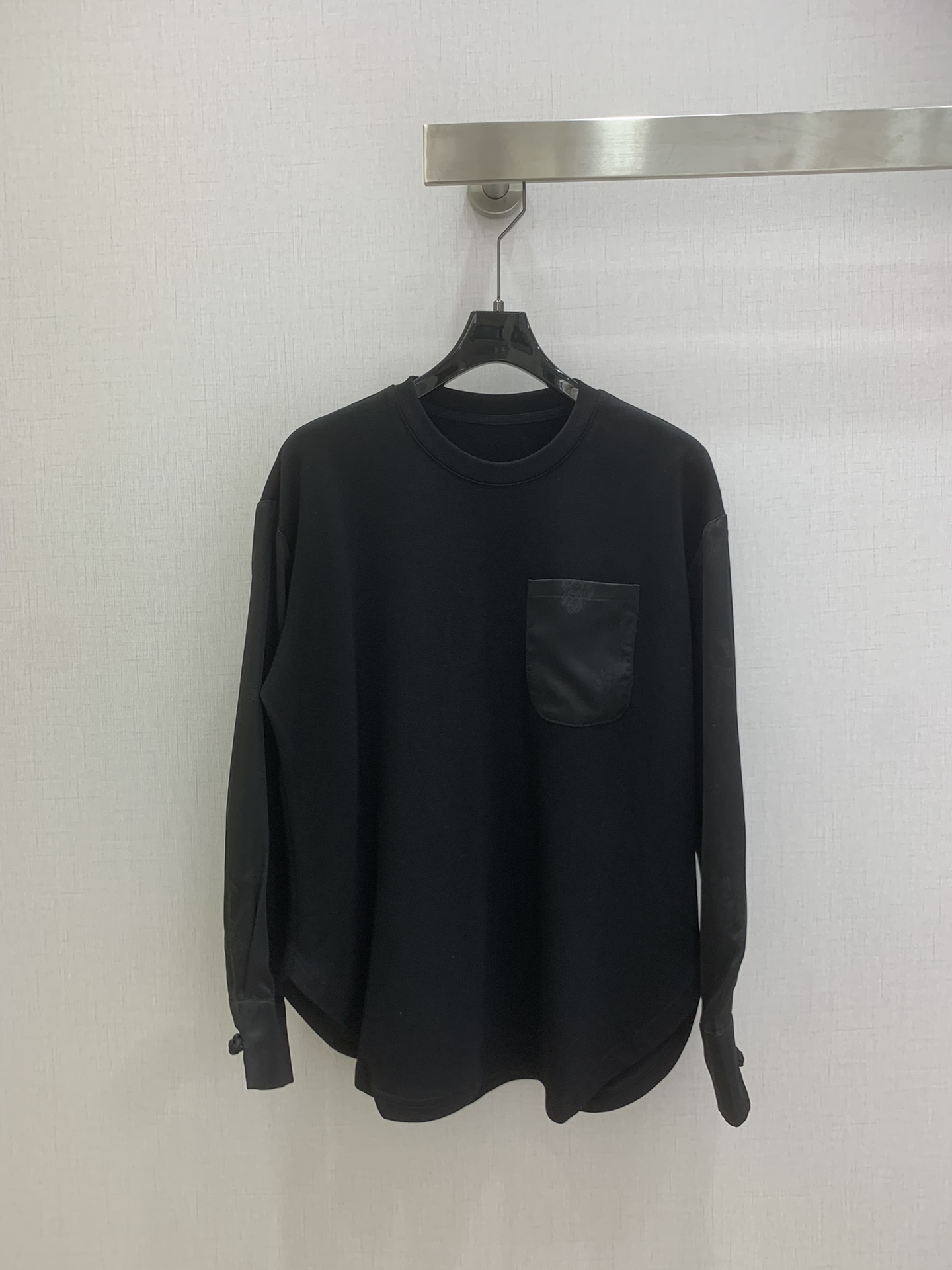 NO:717430,Highly recommended for the early spring of 26, the new style is the irregular long-sleeved top with hidden flower pockets. The flowers are in the sleeves, and the years are like a brocade. I would like to call it the 'entry style' of new Chinese style!  Sweatshirt style + dark jacquard sleeves, low-key and exquisite Chinese essence, wrapped in the outline of a relaxed daily sweater, you can enjoy the classical connotation of the new Chinese style in the comfort zone. It can be worn with jeans to unlock modern urban commuting. The artistic conception of beauty in the East is always implicit, with layers of flower shadows and subtle fragrance, and the skinny beauty is quietly blooming at this moment. Two colors SML code High-quality ABC,, hoodie, sweatshirts,19860909强烈推荐 26早春新款 暗花口袋不规则长袖上衣 繁花入袖,似锦流年,愿称之为新中式“入门款”！卫衣版型＋双袖暗纹提花,低调又精美中式精髓,包裹在轻松日常卫衣的轮廓里,在舒适圈内享受新中式的古典意蕴.可配牛仔解锁摩登都市通勤,东方对于美的意境表达总是含蓄,花影层层、暗洒幽香,此刻骨感美悄然绽放 两个色 SML码 高品质ABC,,hoodie,sweatshirts,,Women's clothing