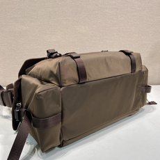 🎉新品邮包🎉2VD082赭褐色🎉🎉这款Explore手袋完美融合了高雅与功能性,拥有多口袋的柔和线条轮廓 🎉新品邮包🎉2VD082赭褐色🎉🎉这款Explore手袋完美融合了高雅与功能性,拥有多口袋的柔和线条轮廓