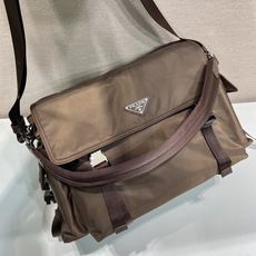🎉新品邮包🎉2VD082赭褐色🎉🎉这款Explore手袋完美融合了高雅与功能性,拥有多口袋的柔和线条轮廓 🎉新品邮包🎉2VD082赭褐色🎉🎉这款Explore手袋完美融合了高雅与功能性,拥有多口袋的柔和线条轮廓
